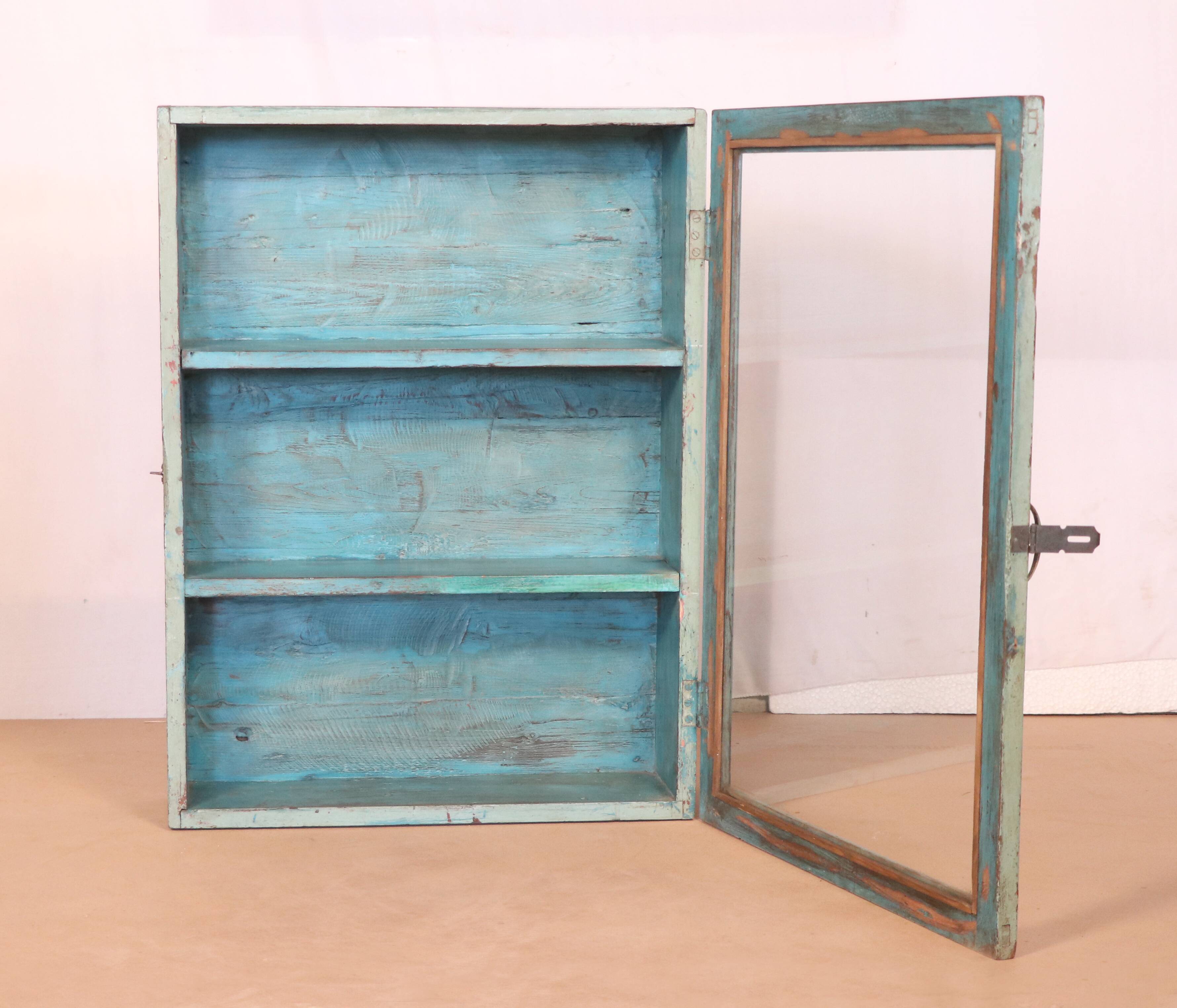 Ancienne vitrine murale art déco en teck birman patine verte-bleue d'origine