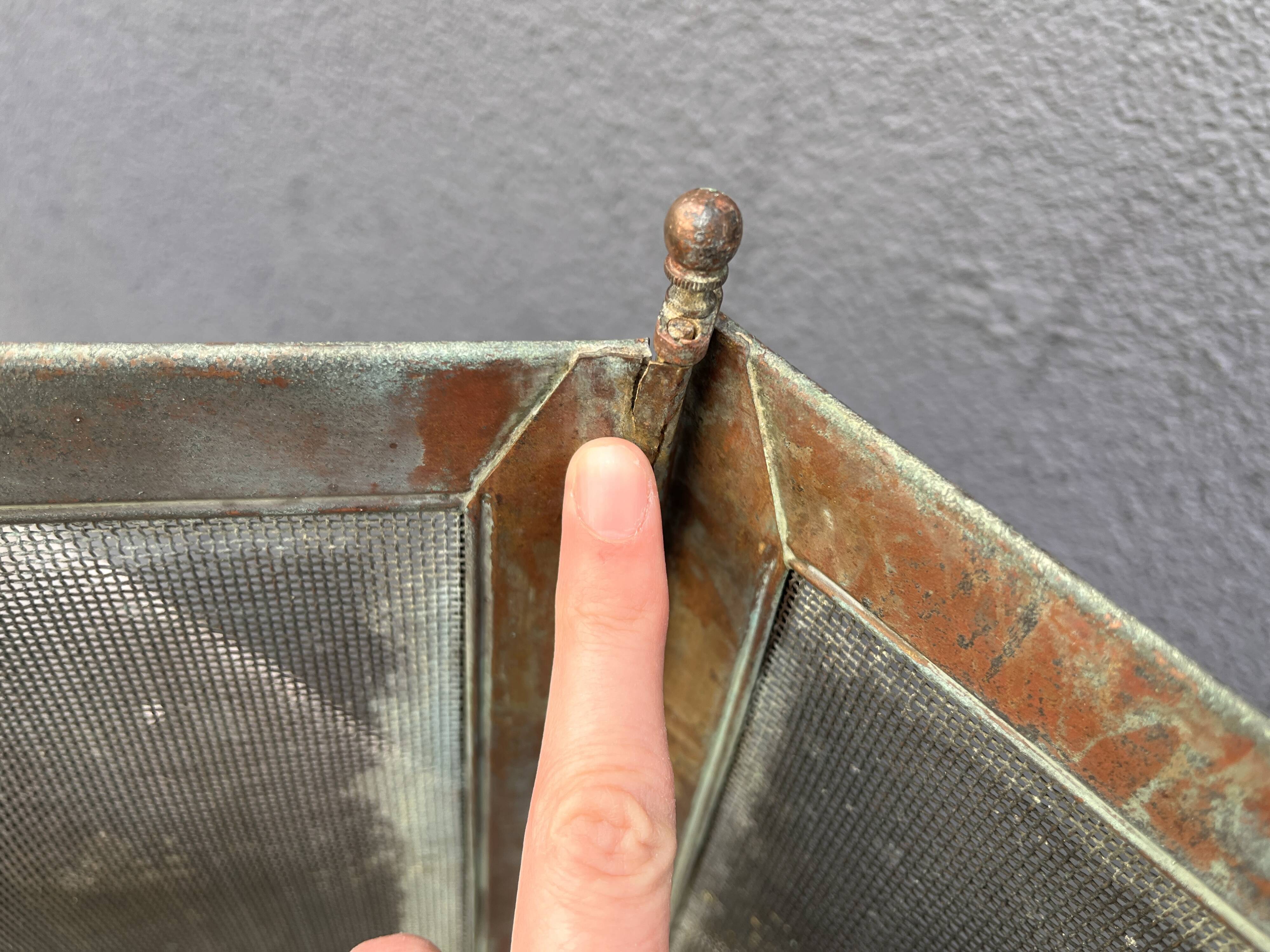 Antique fireplace screen in copper and brass from the 19th century.