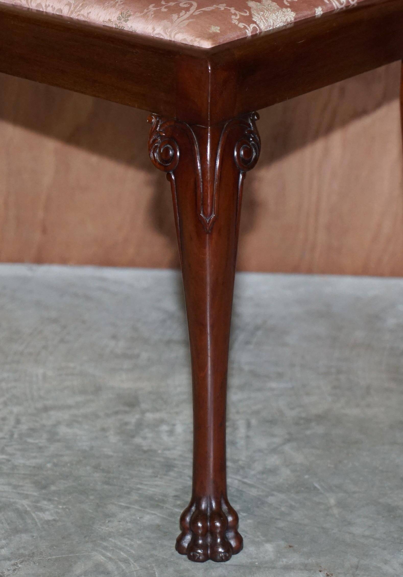 Paire de chaises anglaises anciennes en bois dur avec pieds sculptés en patte de lion