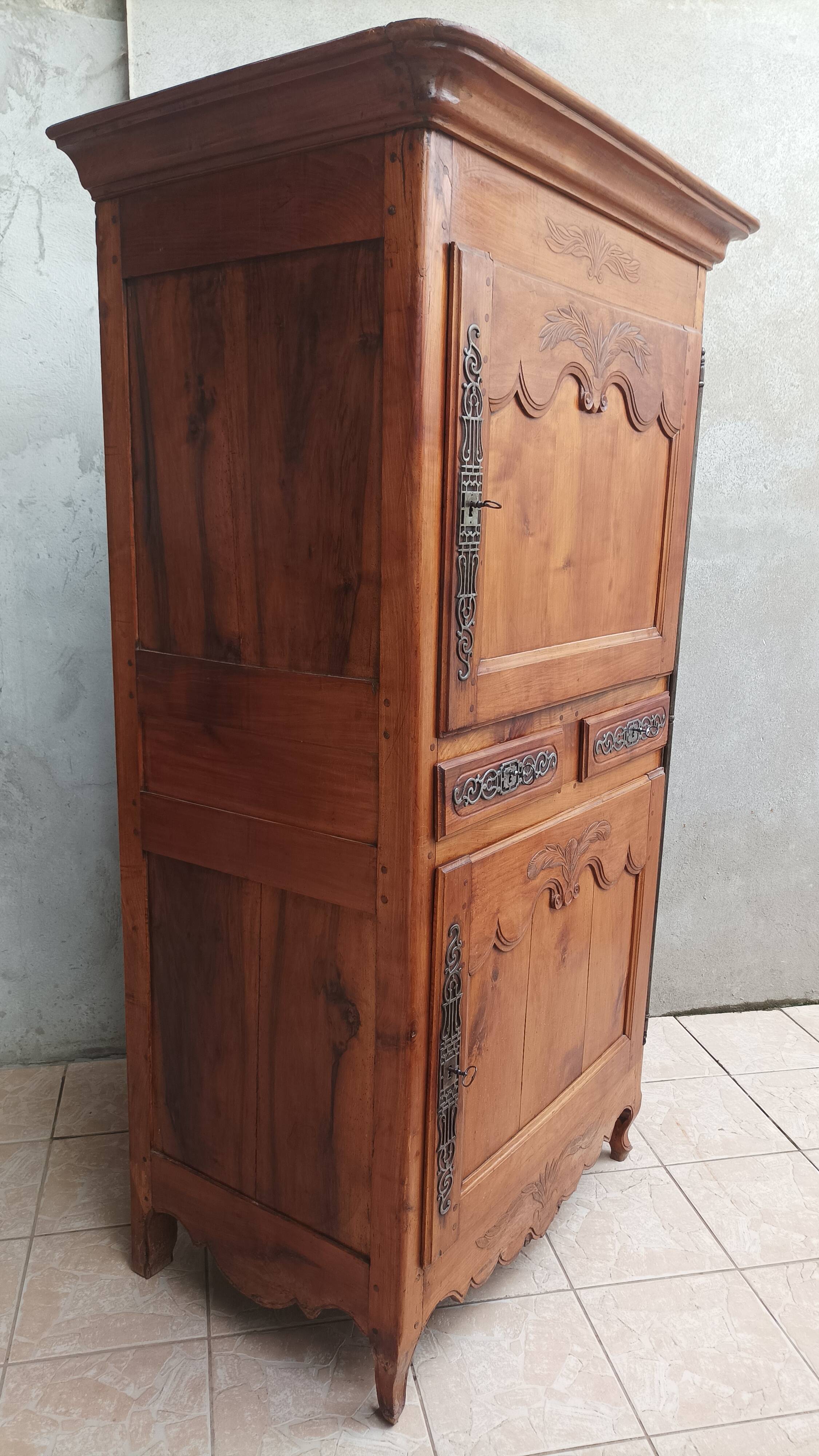 Cabinet vendéen homme debout louis xv en merisier