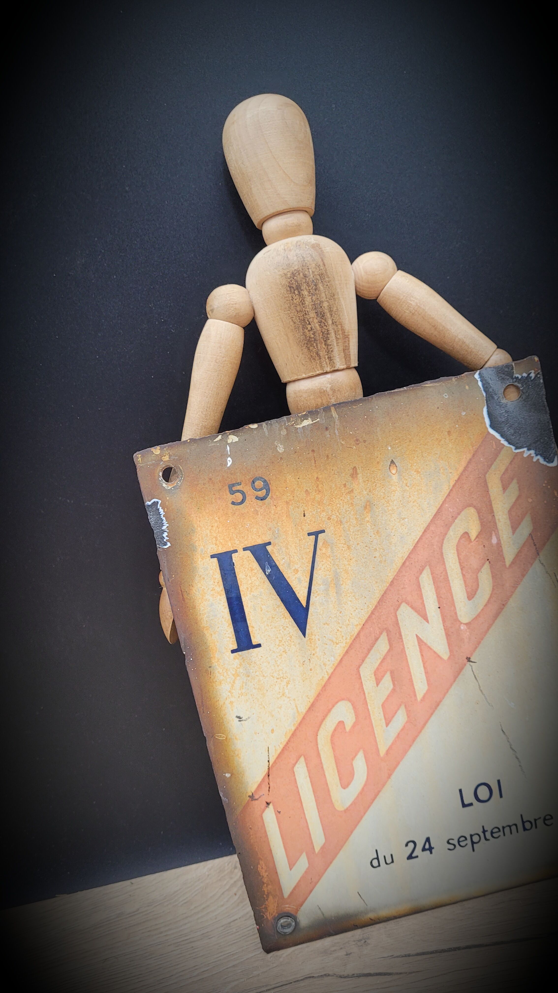 License IV enamelled plate