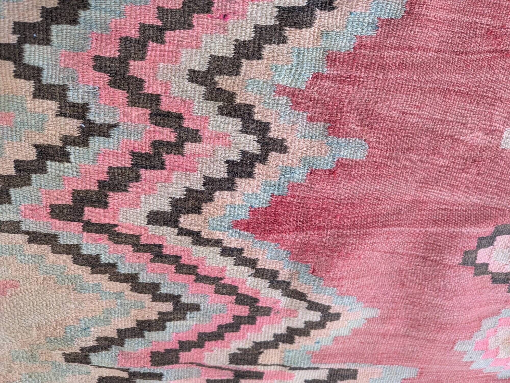 Tapis kilim ancien dans des tons rose
