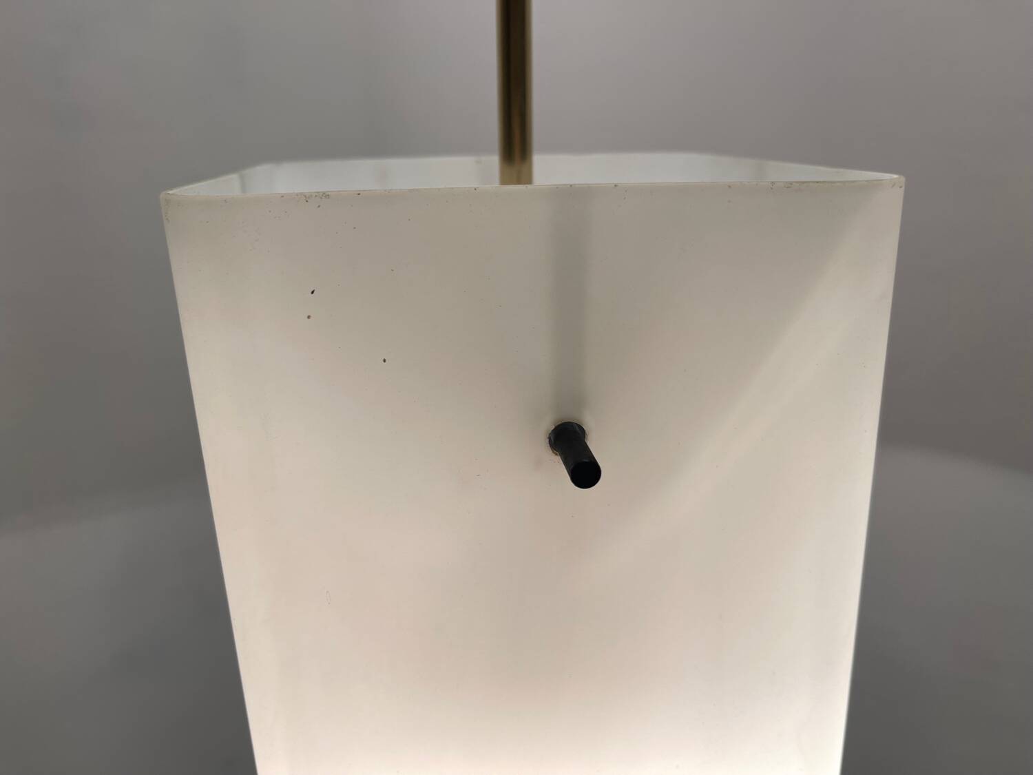 Suspension lumineuse en verre opalin Stilnovo années 1950