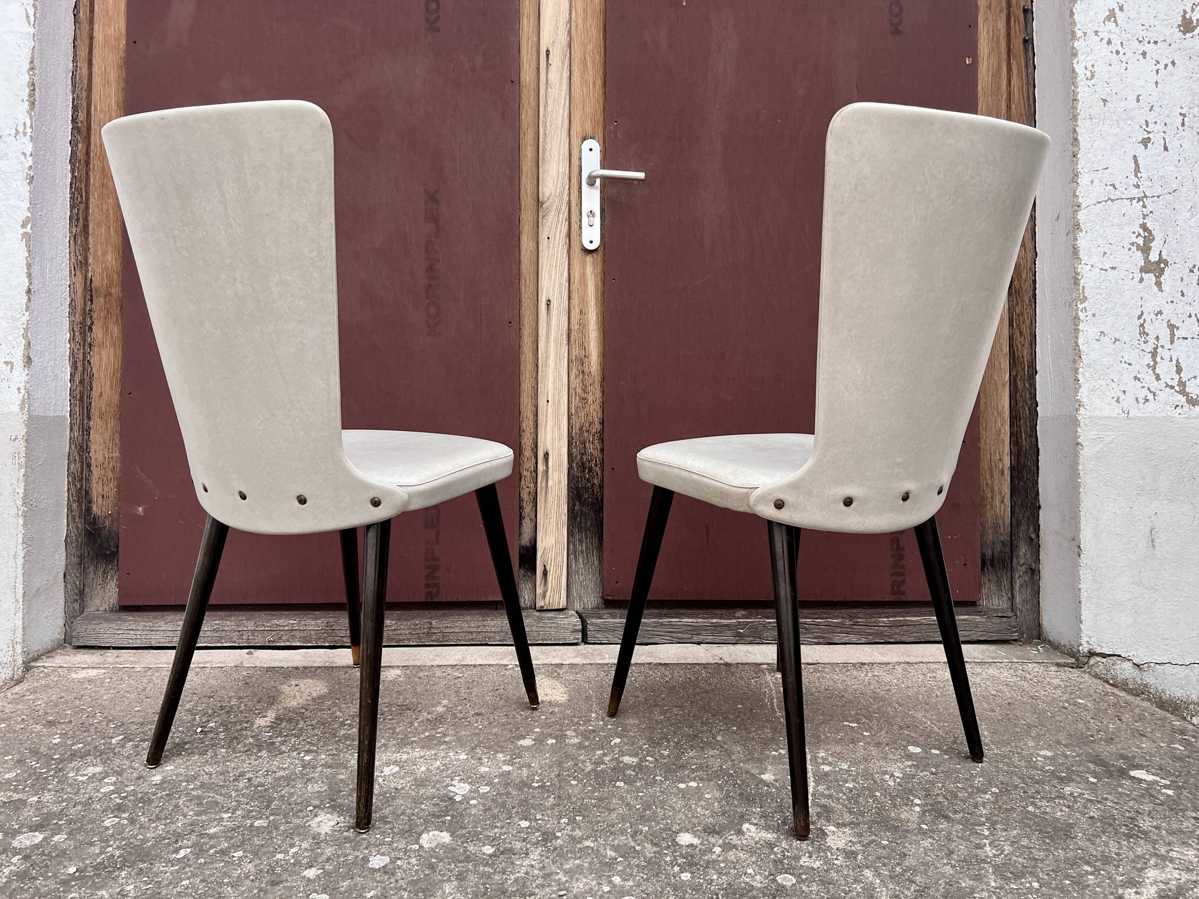Pair of Chairs Baumann model Essor in imitation white leather, beech compass base