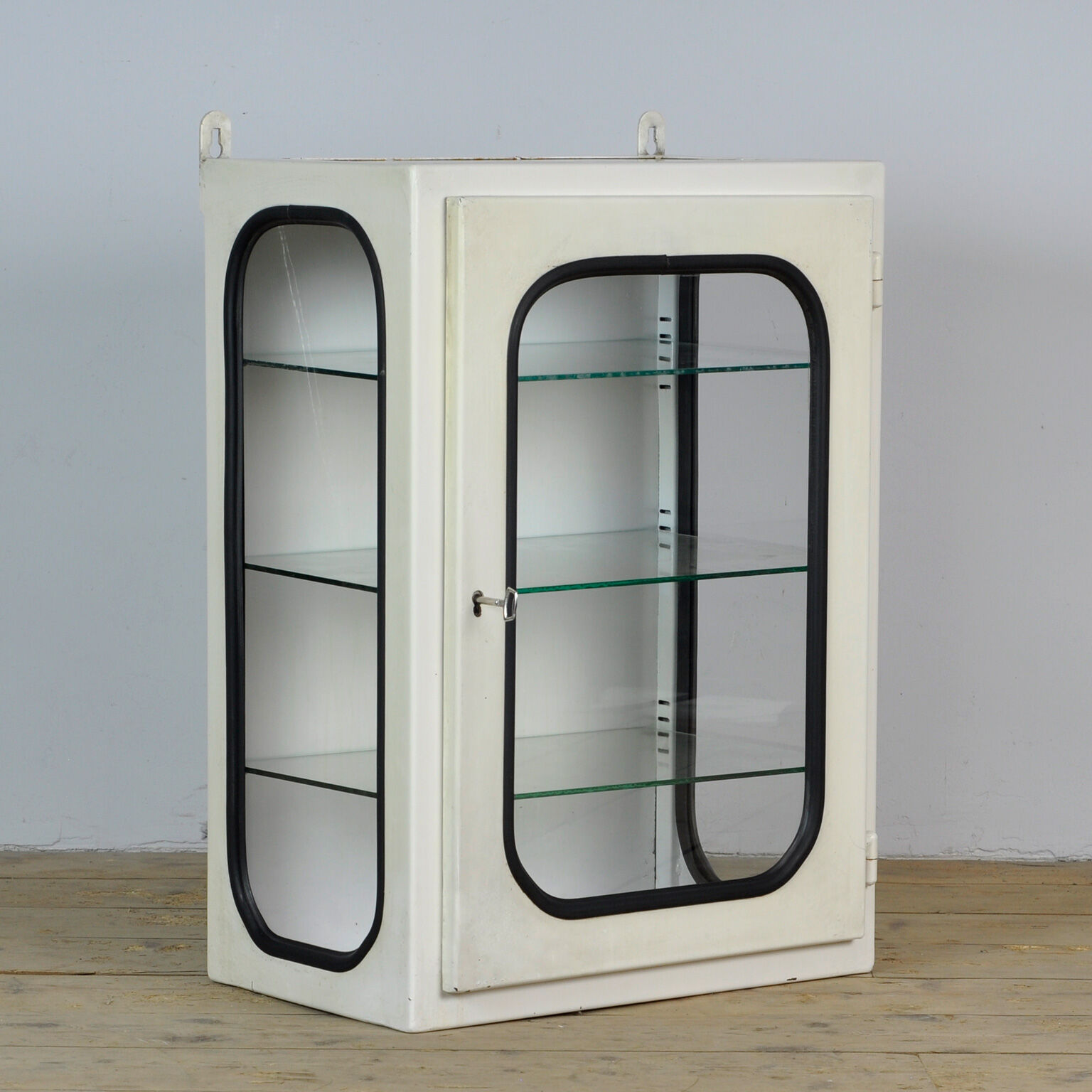Armoire à pharmacie d’hôpital vintage années 1970