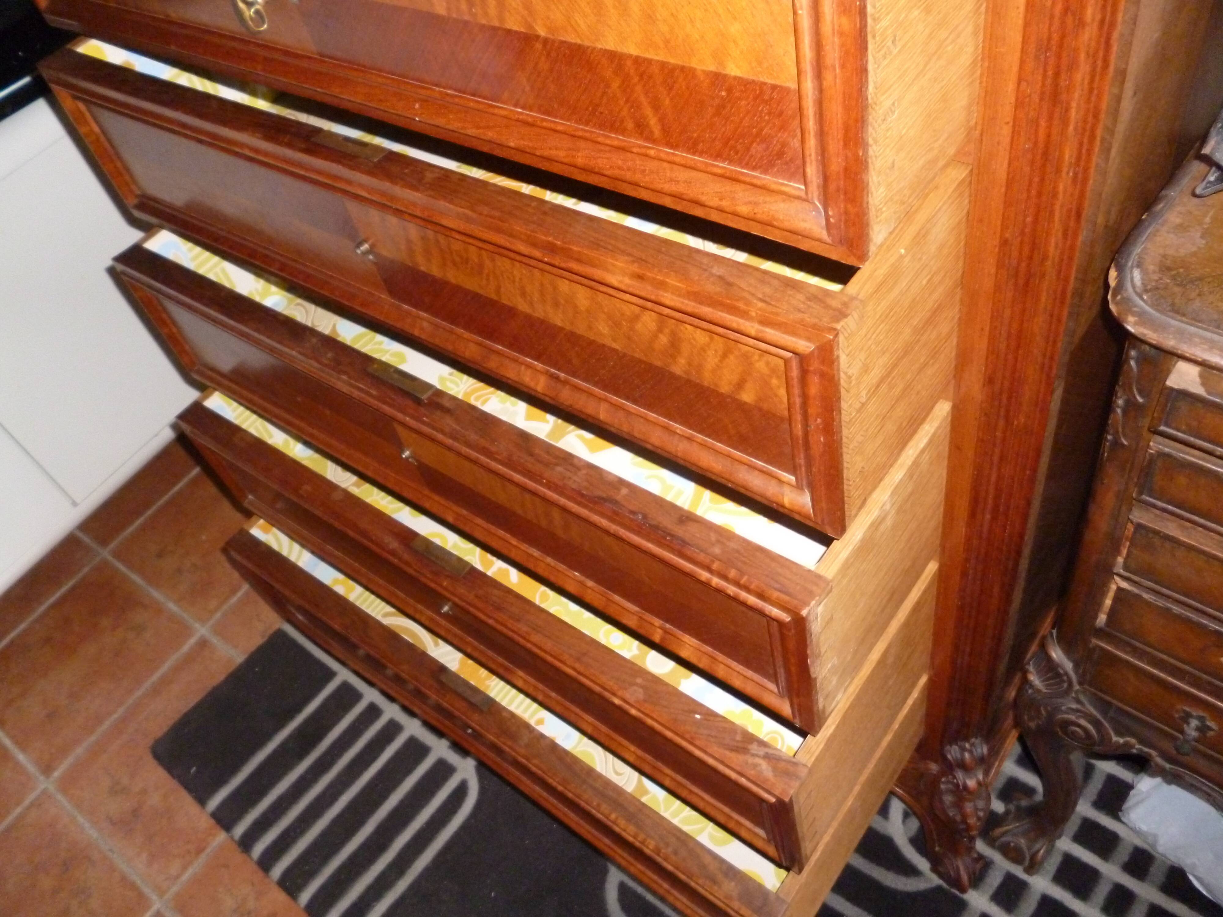 Dresser XlX, style Louis XV