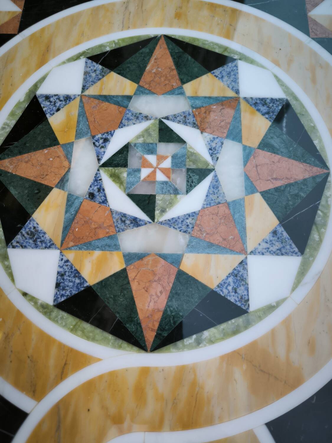 Table basse en mosaïque de marbre et pierres dures