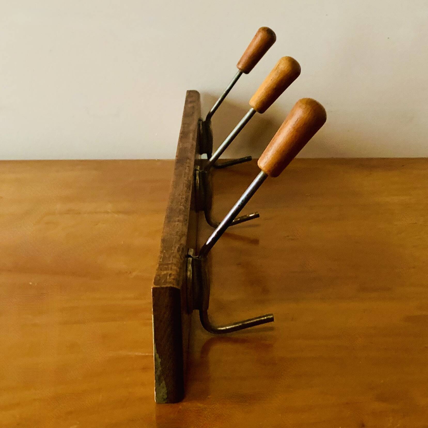 Portemanteau mural vintage en bois - triple patère