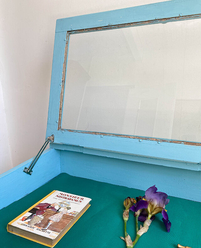 Showcase to be placed jeweler