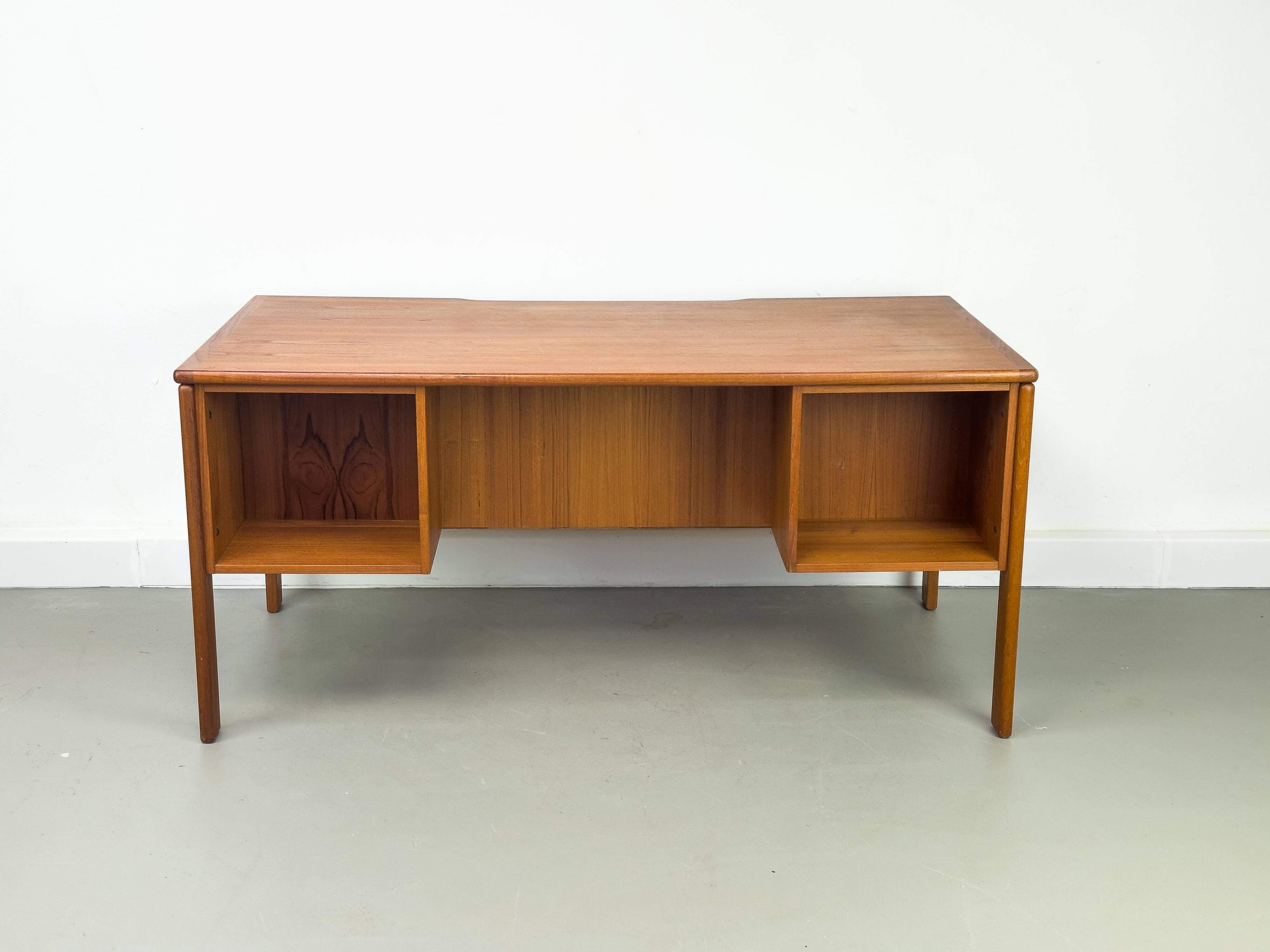 Bureau autoportant en teck avec porte et tiroirs, années 1970