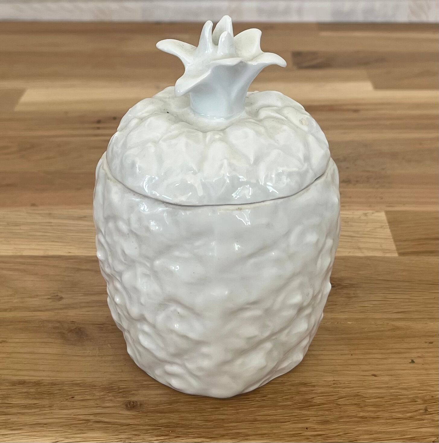 White earthenware bonbonnière