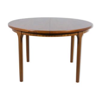 Round extendable dining table from McIntosh, 1960s