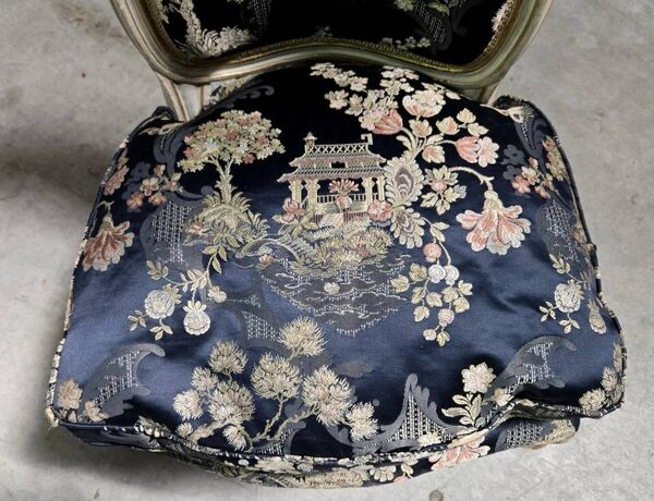 fauteuil chauffeuse de style Louis XV à dossier médaillon/ tapisserie style