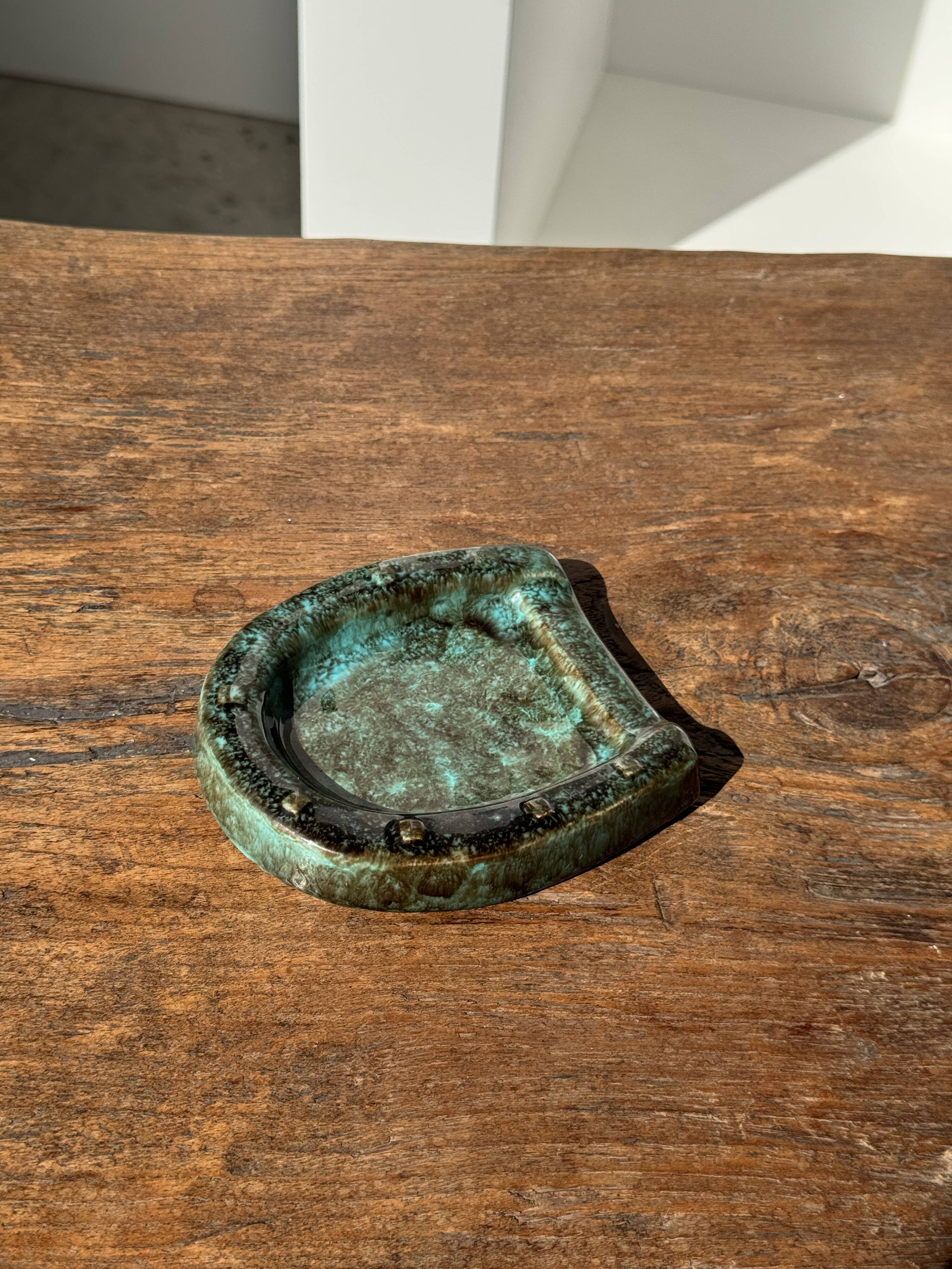 Cendrier en céramique vernissée turquoise et brune en forme de fer à cheval