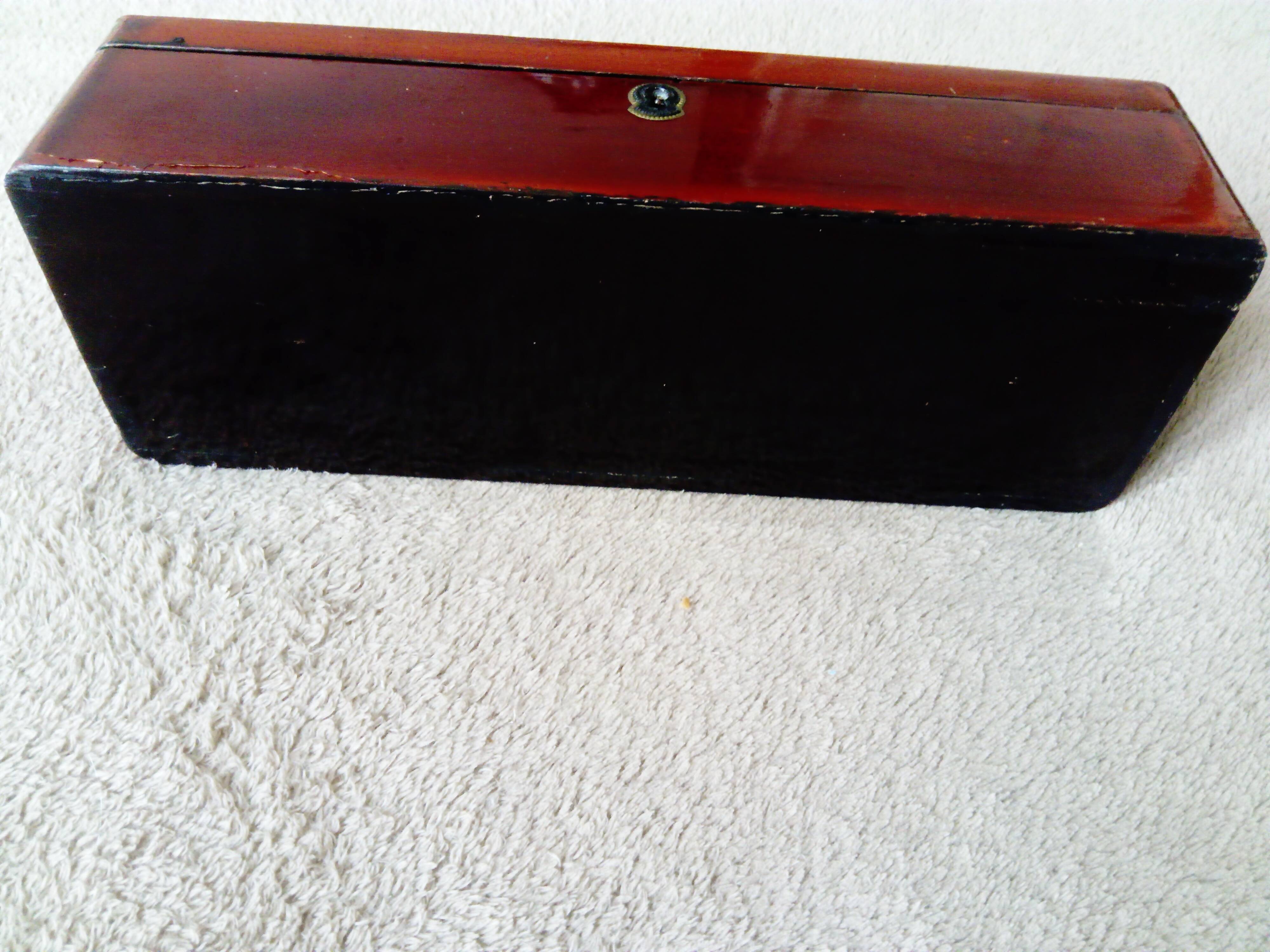 Glove box in lacquered wood decorated with 2 birds under wisteria