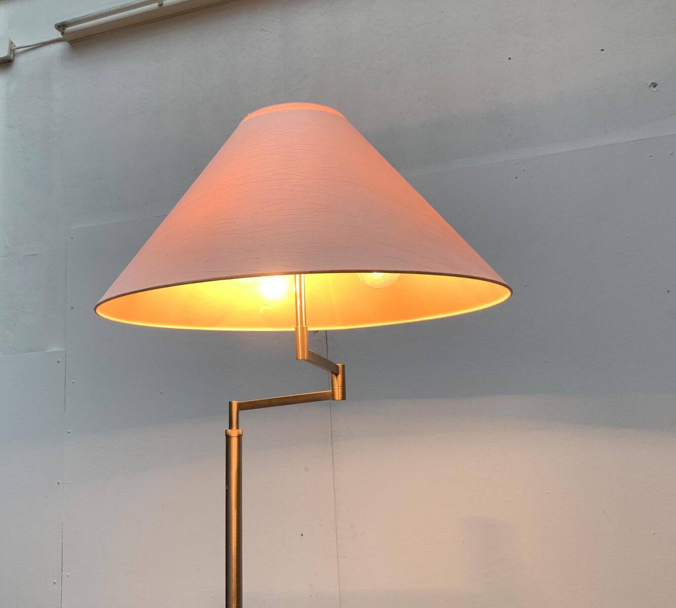Adjustable floor lamp