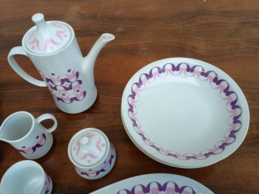 Alfoldi porcelain coffee service and serving dishes, 14 pieces, circa 1970.