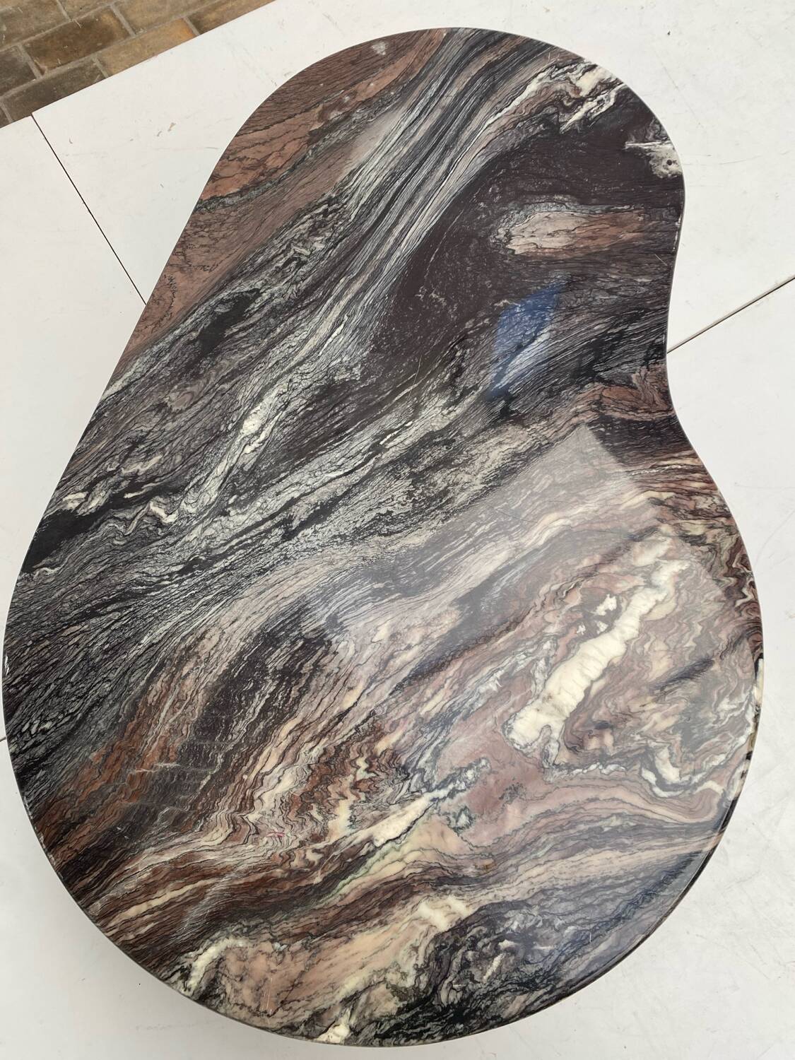 Table basse en marbre de Carrare forme organique