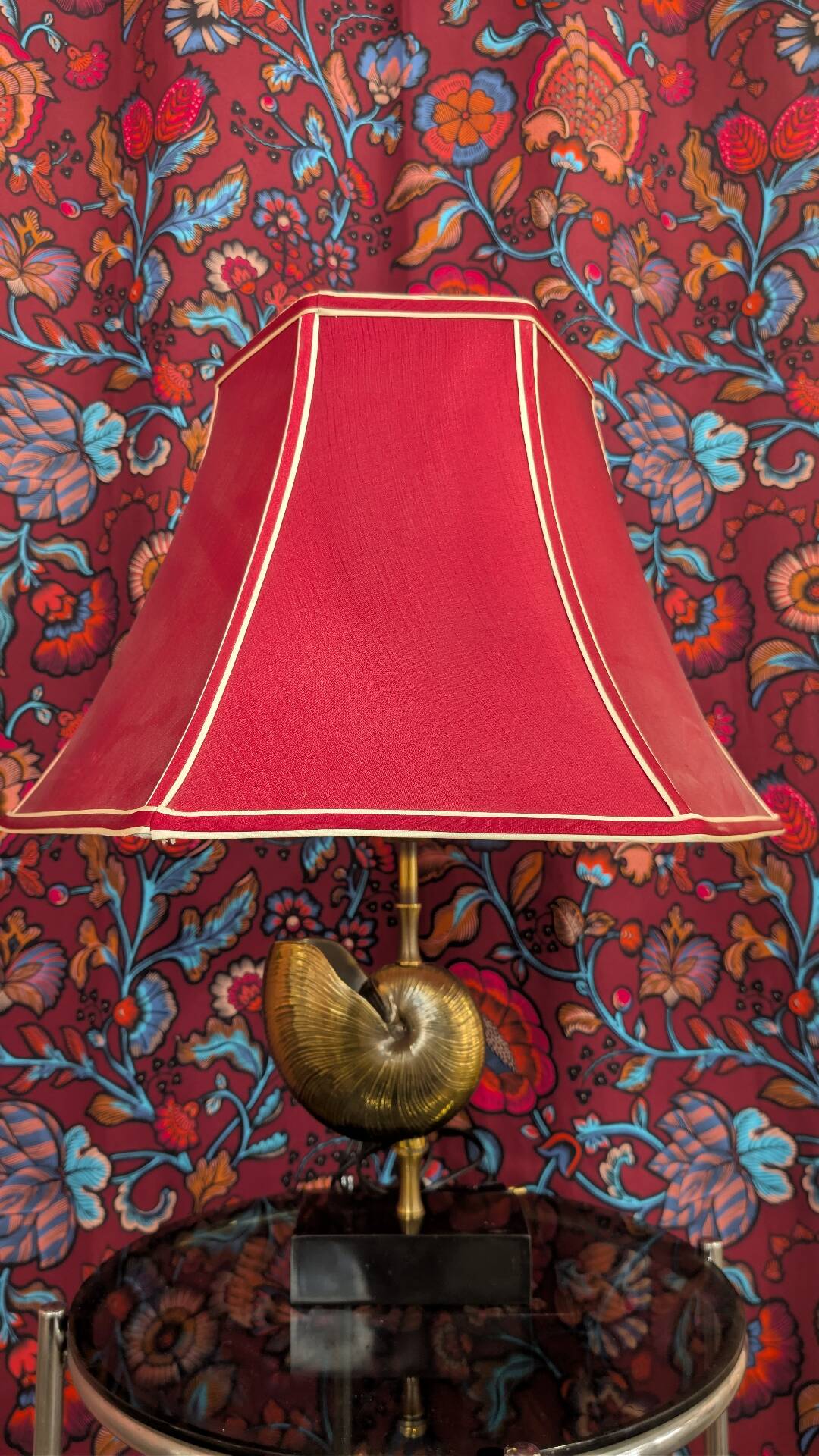 Shell lamp with gilded brass