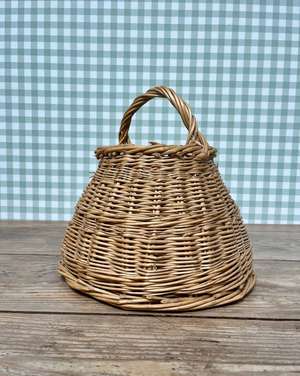 Round basket with vintage rattan handle