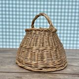 Round basket with vintage rattan handle