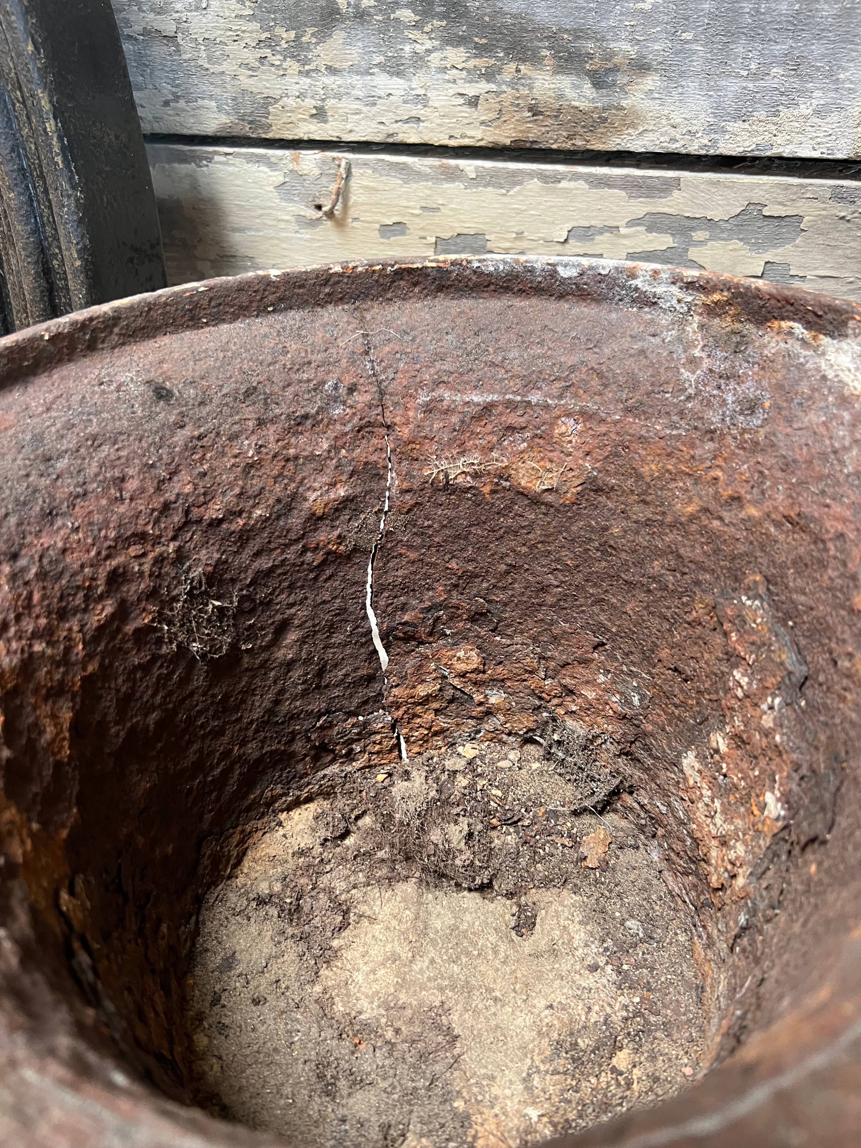 Médicis vase in cast iron with damage and missing parts.