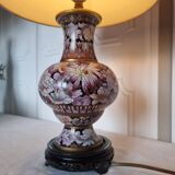 Lampe sur un vase ancien en émail cloisonné à joli décor floral rose