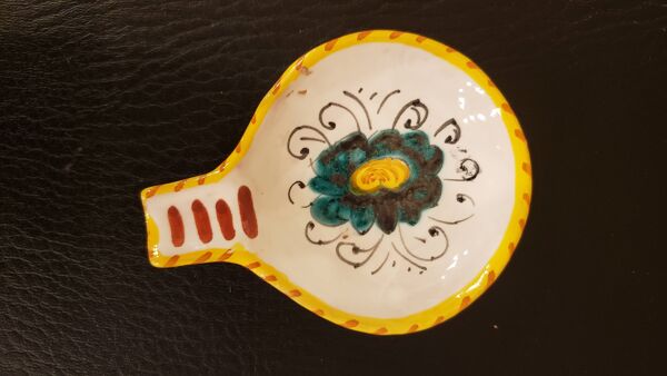 Ensemble de cendriers en céramique signés, avec support