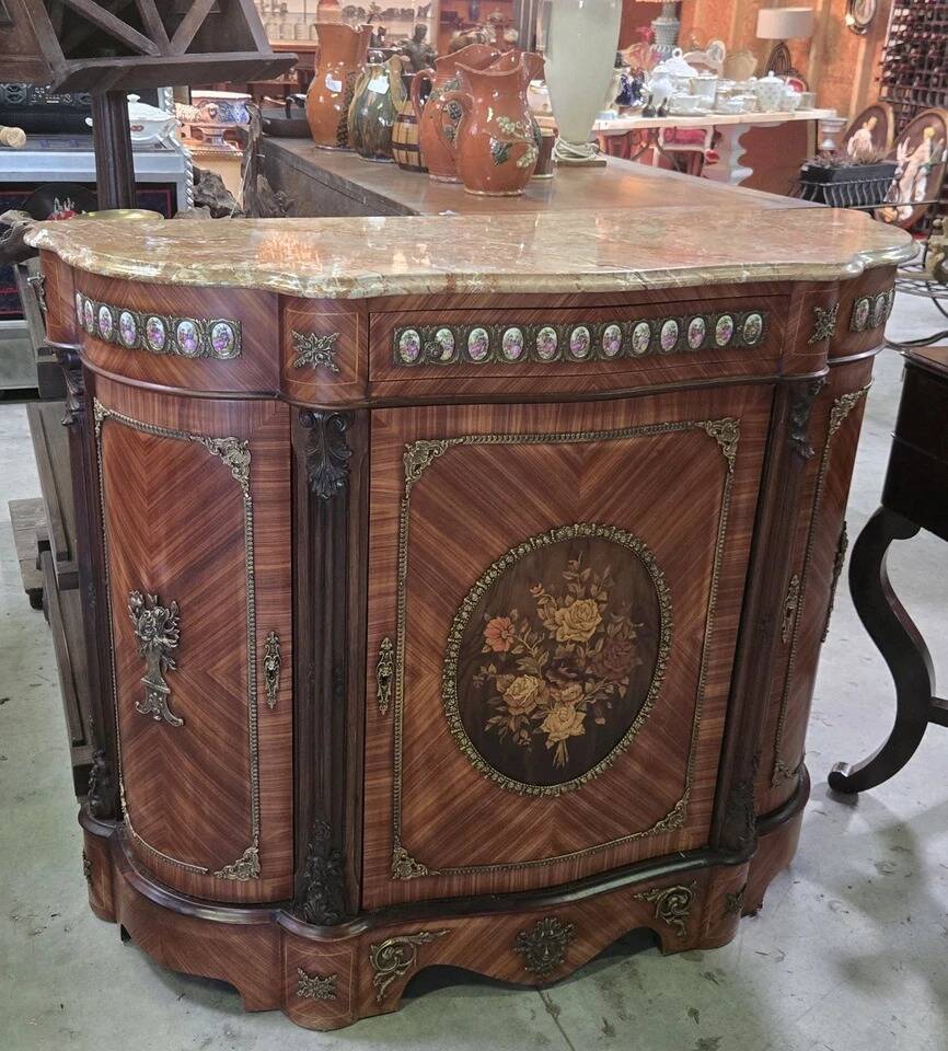 Meuble d’appui de style Napoléon III " Boulle" orné de médaillons