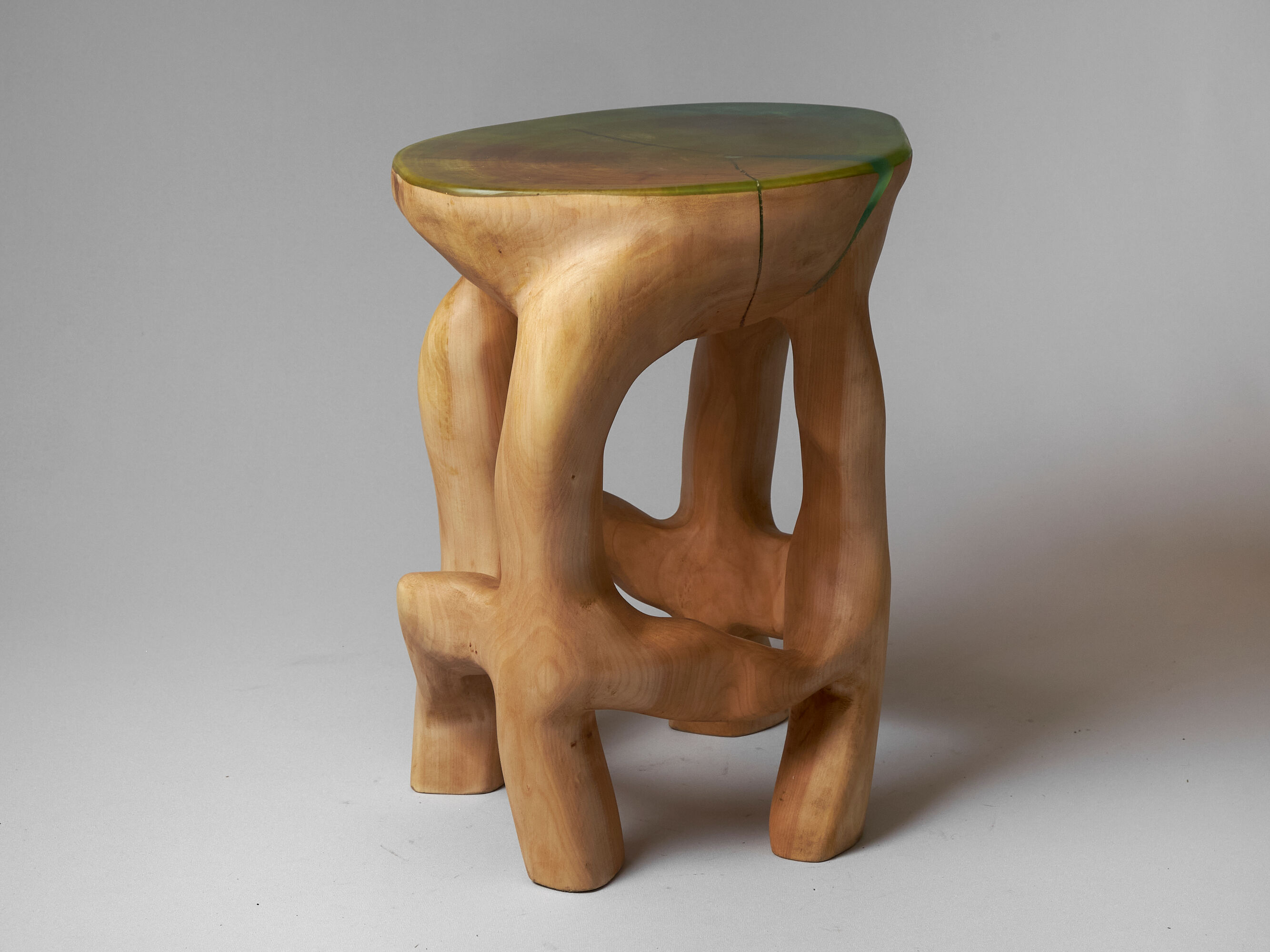 Tabouret sculpté unique à partir d'une seule pièce de bois