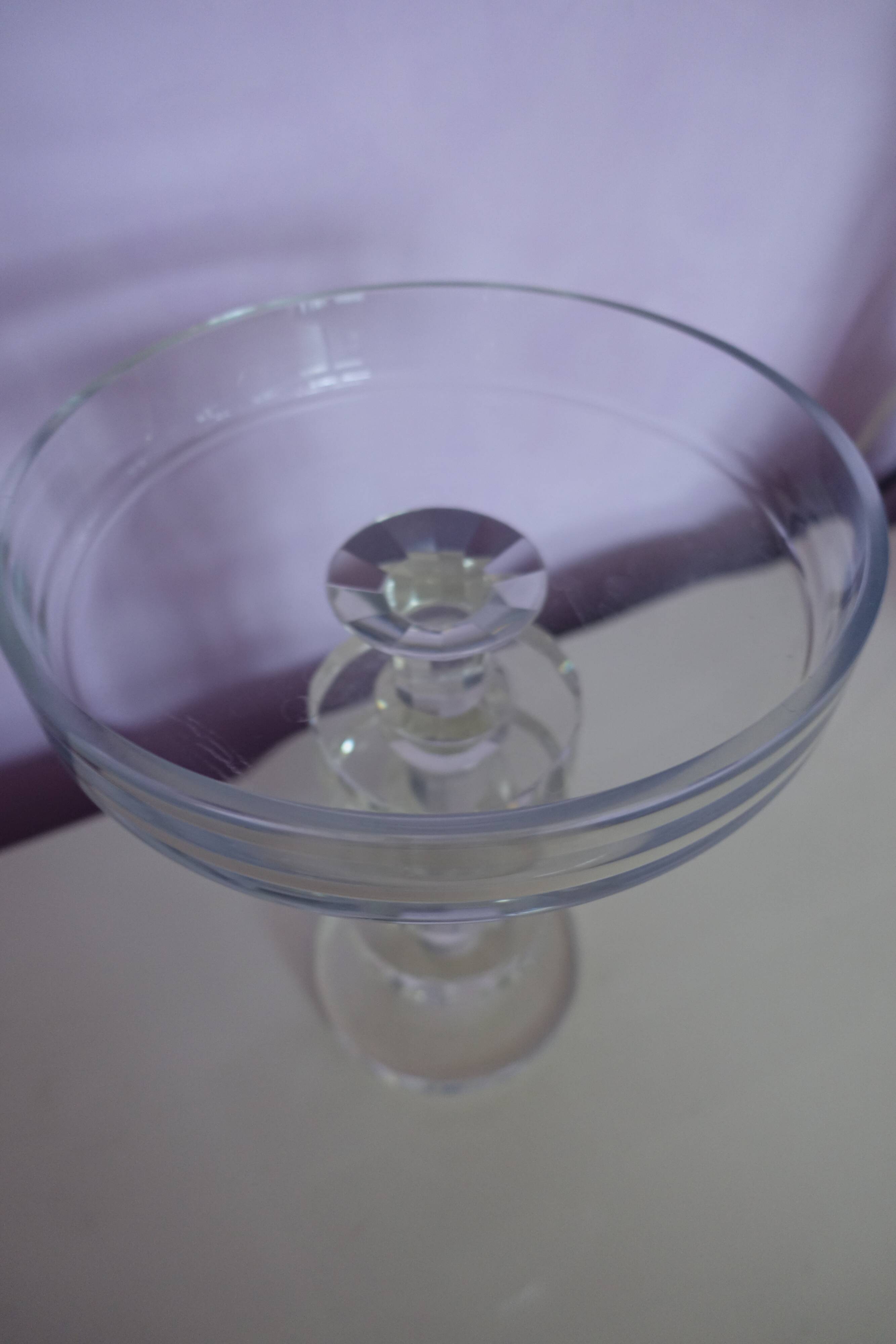 Superb crystal bowl on a 50 cm high pedestal, elegant and refined.