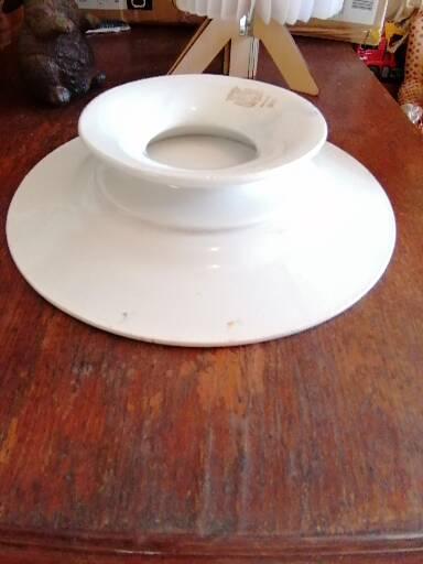 Round peedouche dish in Gien earthenware, birds and orange and black berries