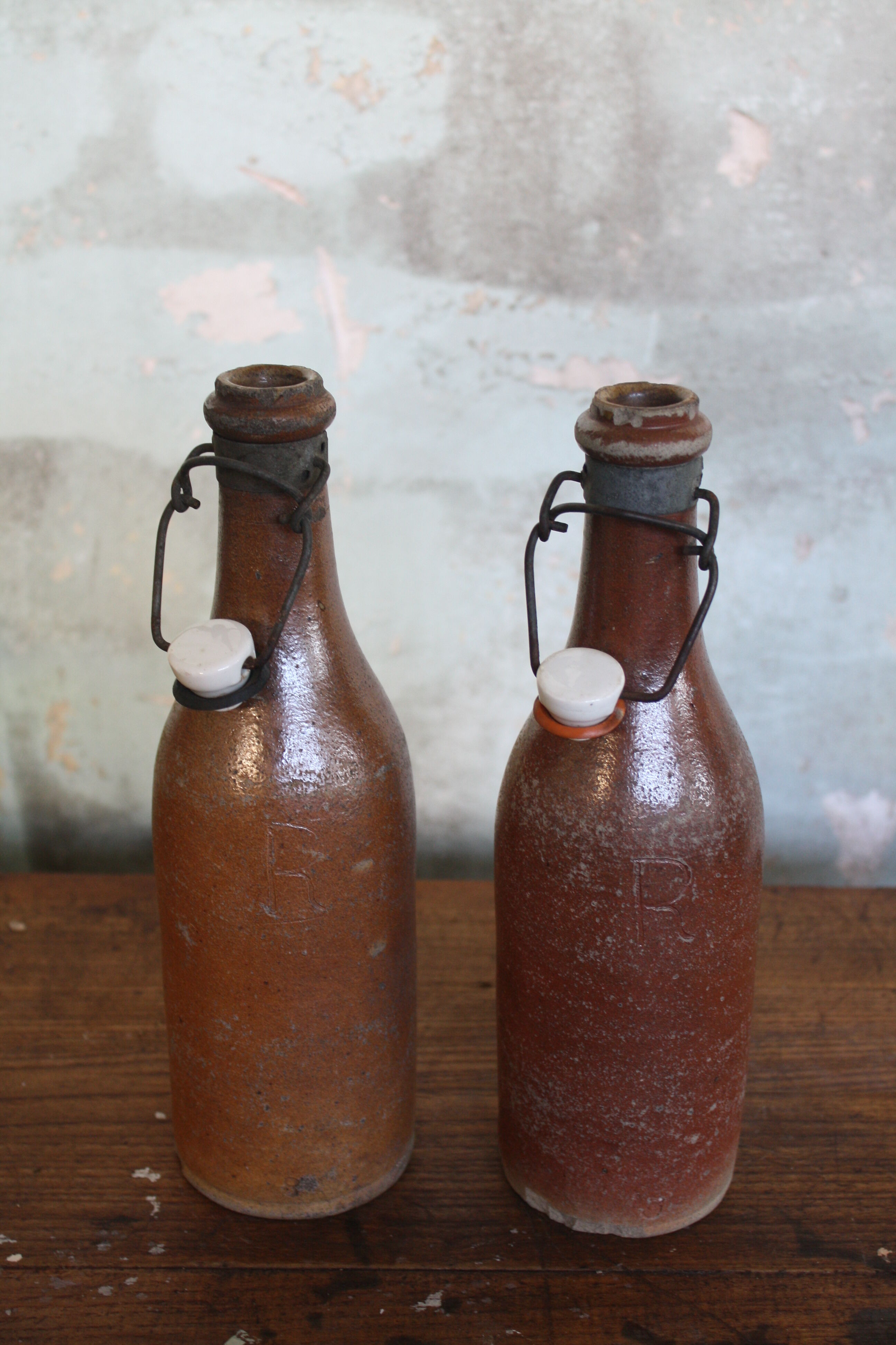 Set of 2 sandstone bottles with ceramic capsule