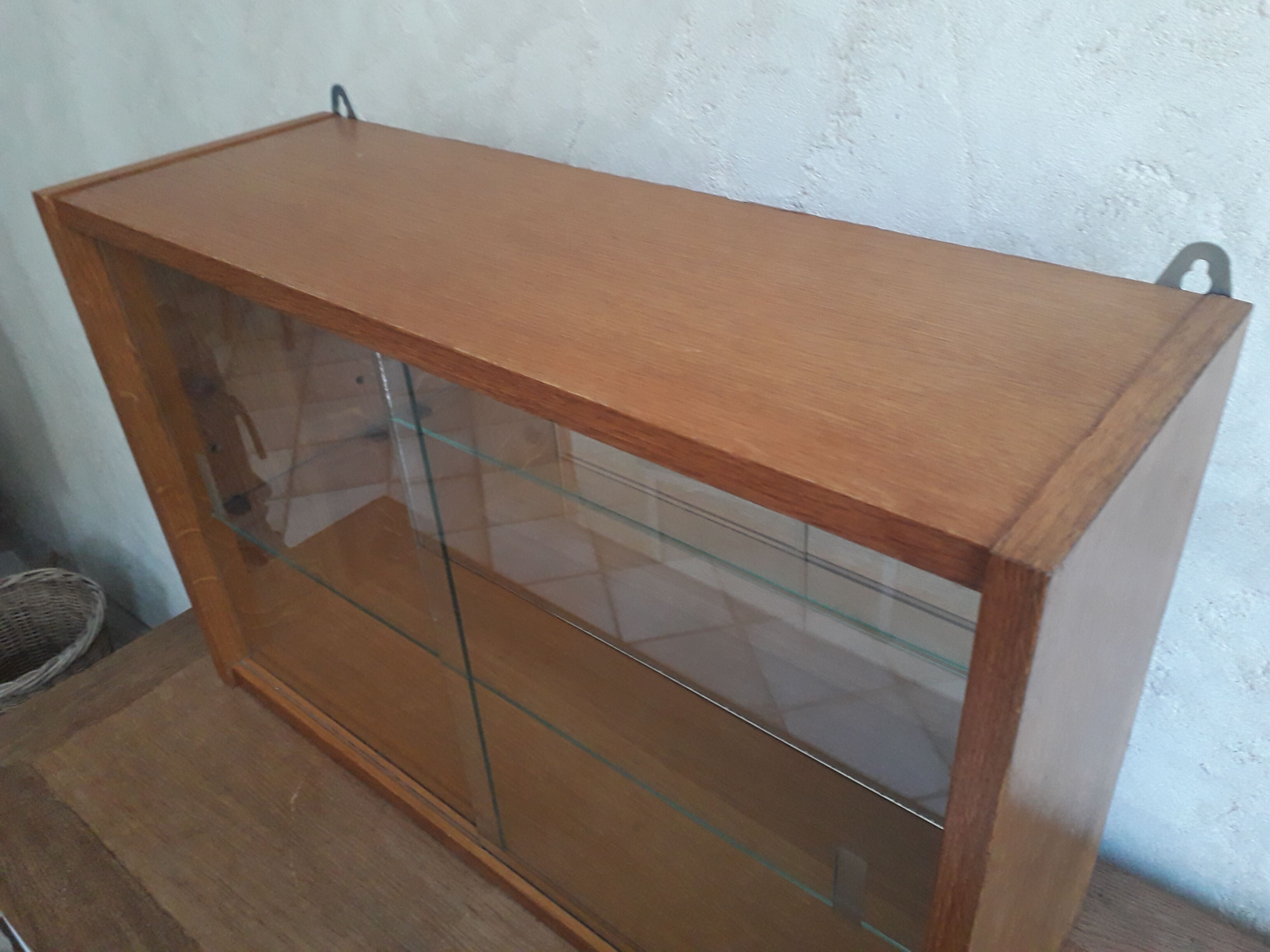 Wall display case in vintage oak veneer