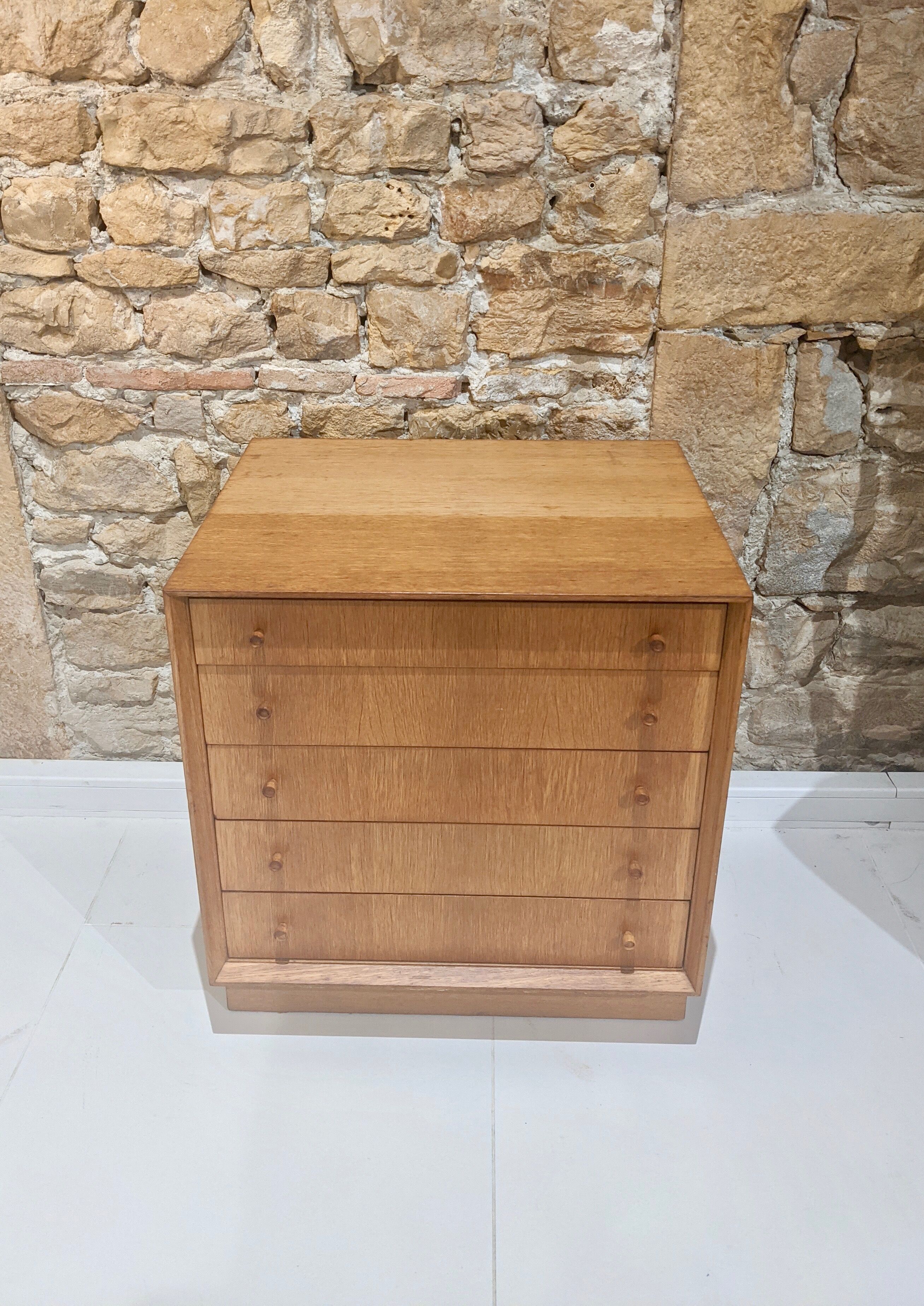 Oak chest of drawers