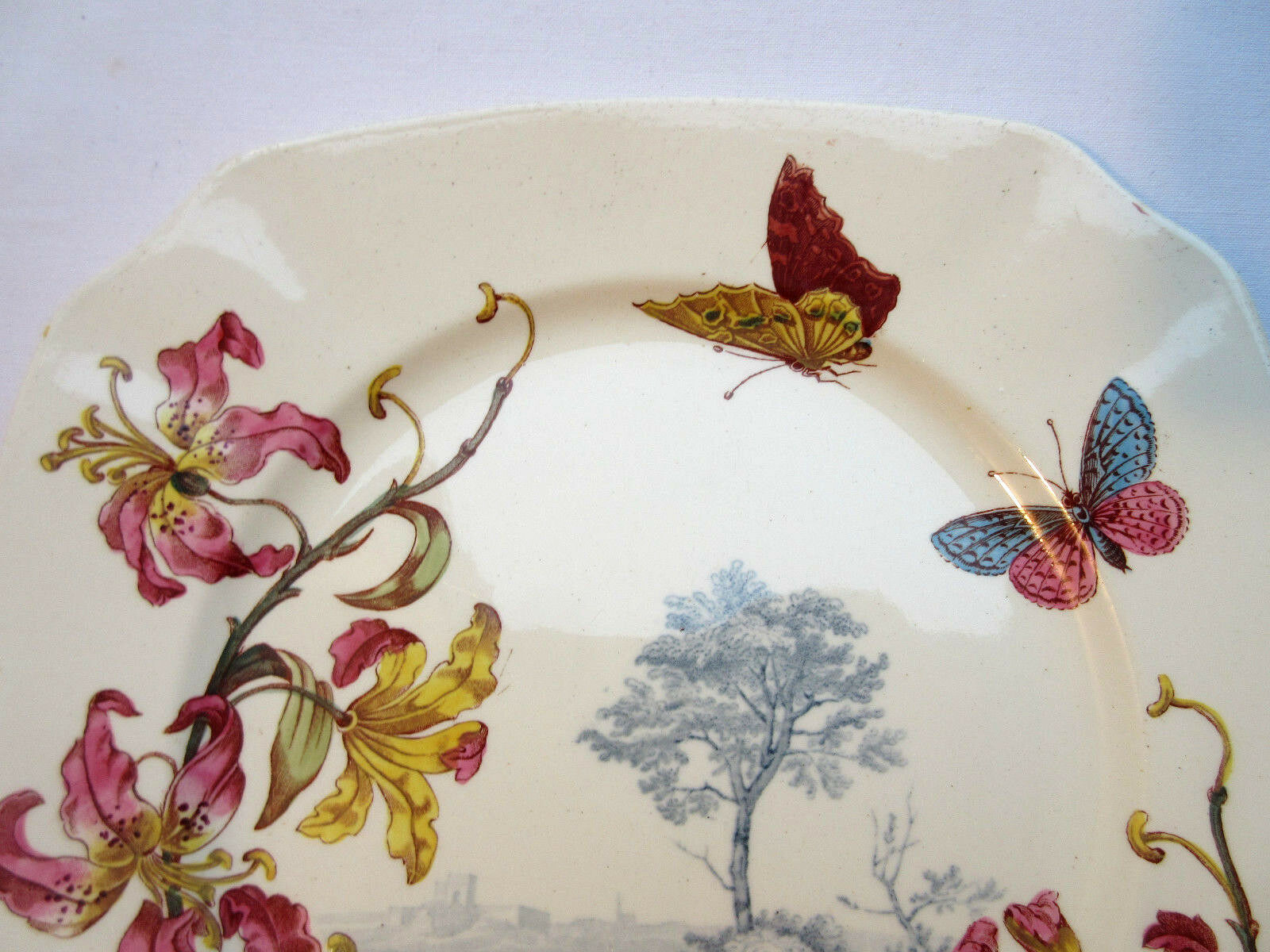 Assiette polychrome signée Kg Luneville 19ème lys et papillons