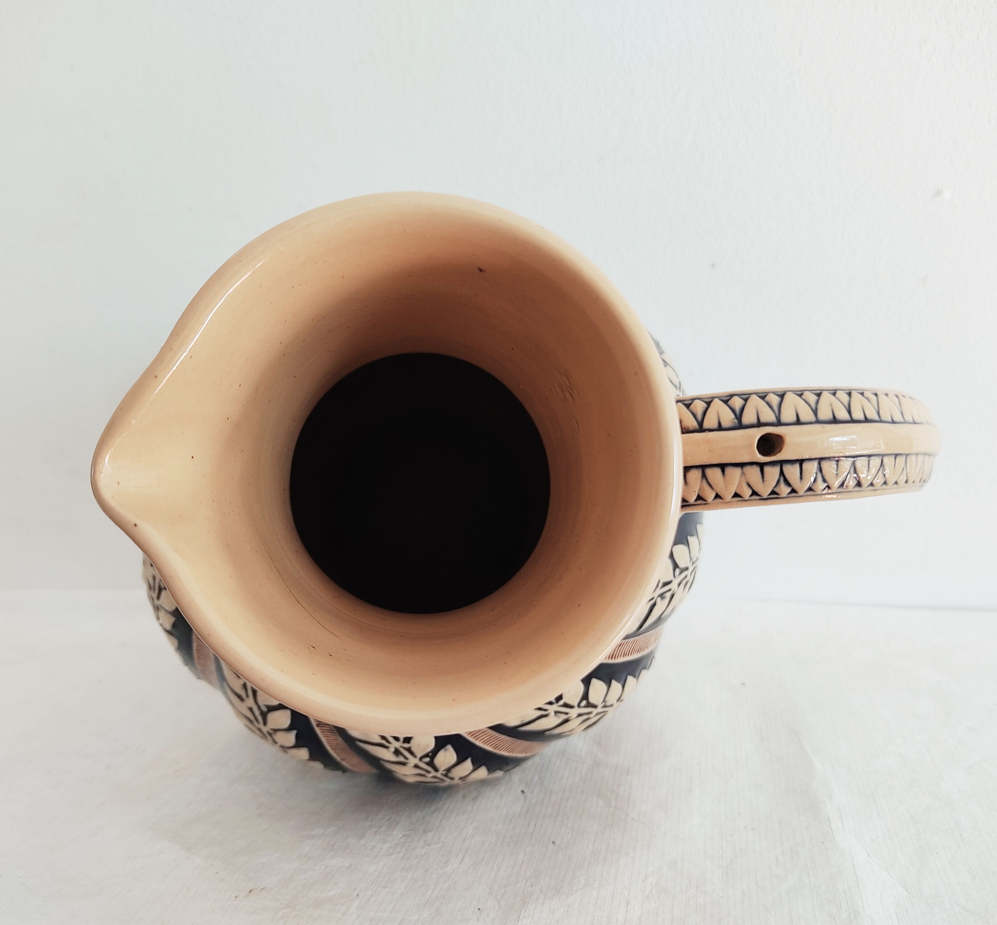Pitcher 2L ceramic decoration in relief
