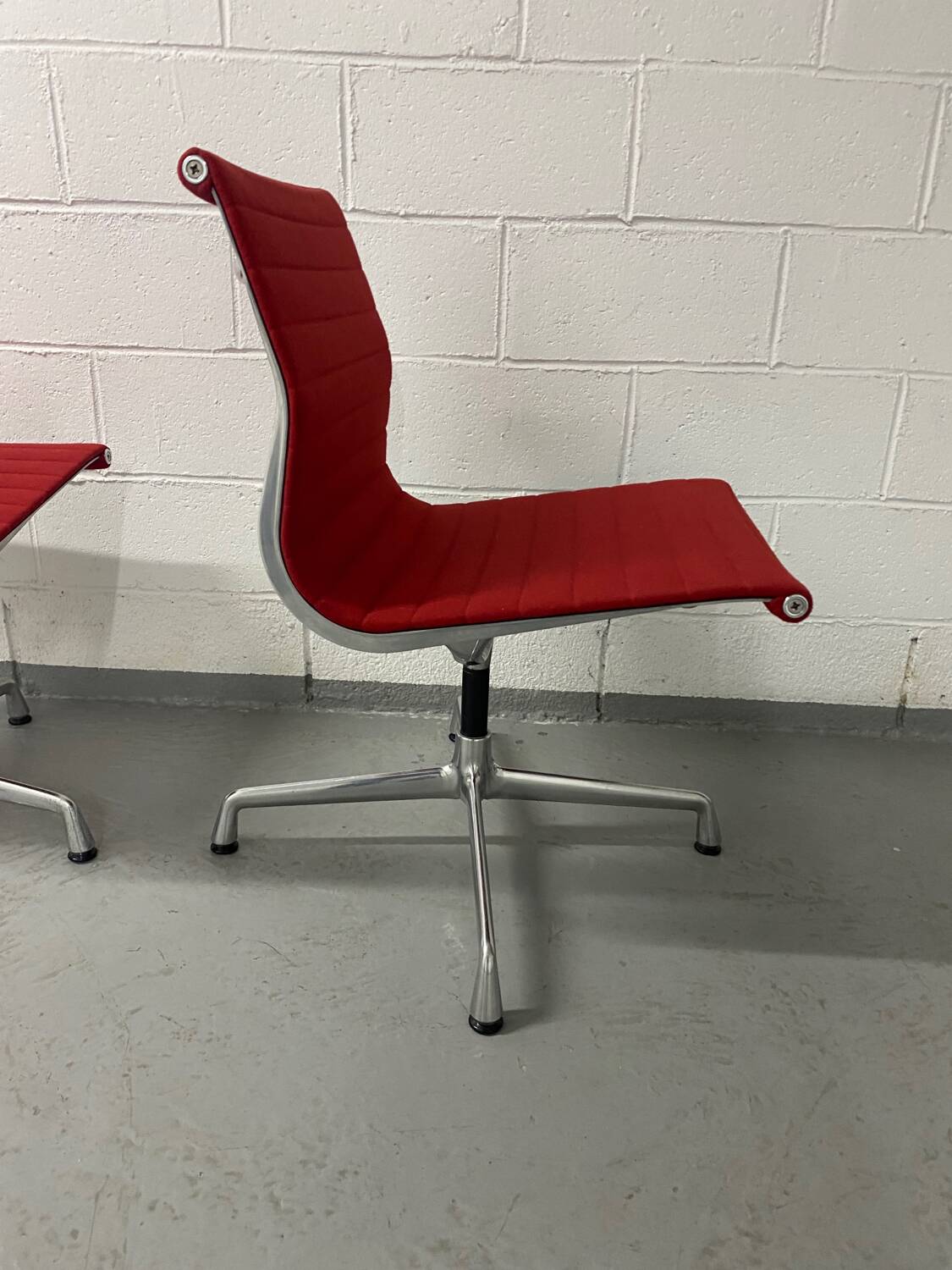 Eames aluminum office chair with swivel group Vitra
