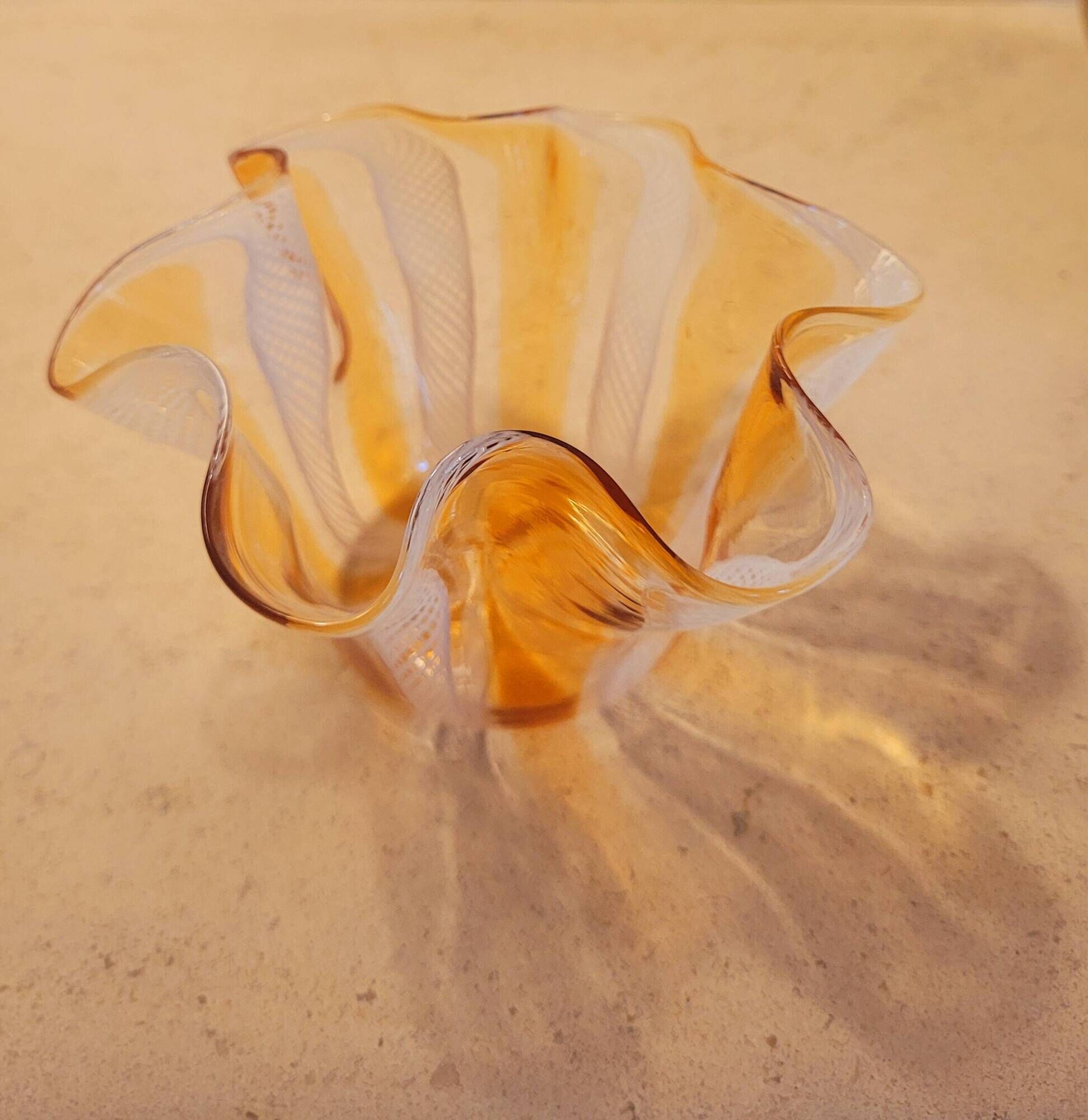 Small vintage handkerchief vase in Murano glass.