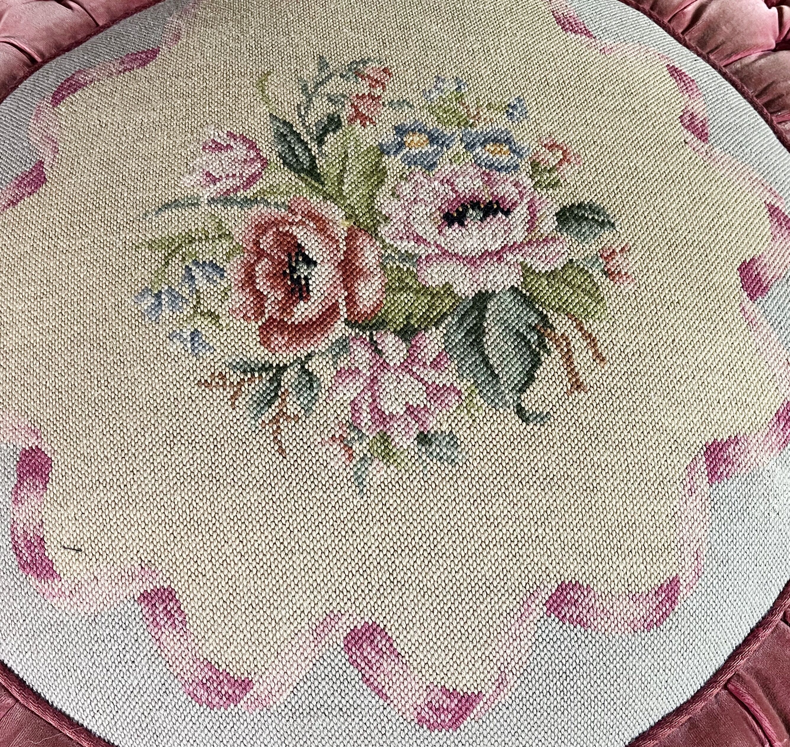 Napeolon III pouf in padded velvet - xix