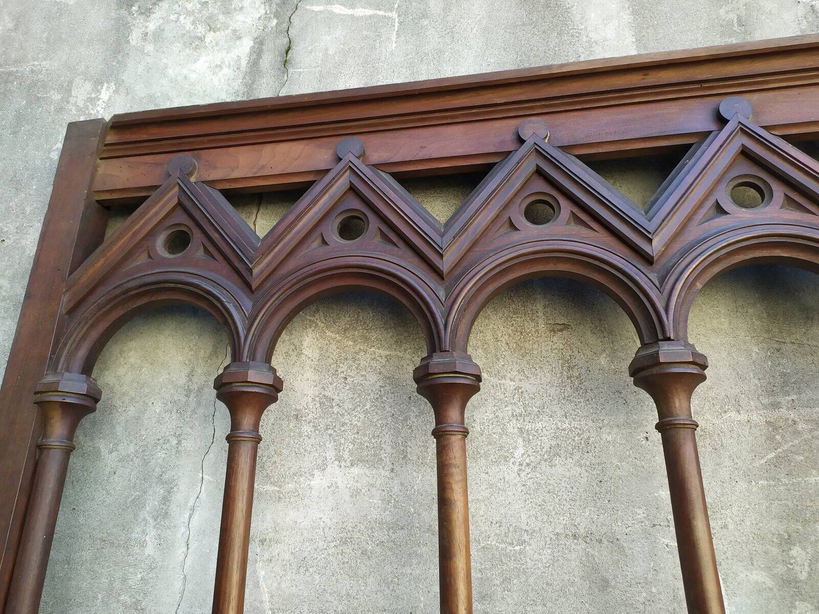 Boiserie claustra style gothique