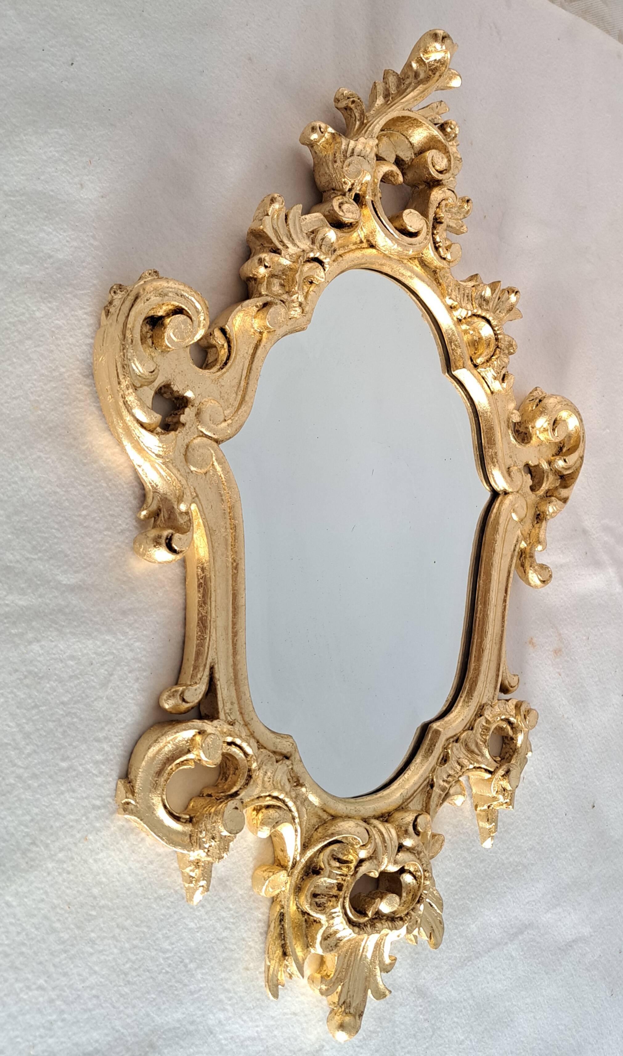 Miroir en bois et doré à la feuille doré
