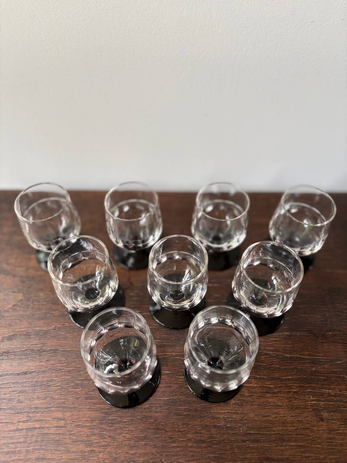 Set of 9 digestive glasses with chiseled garnet art deco feet
