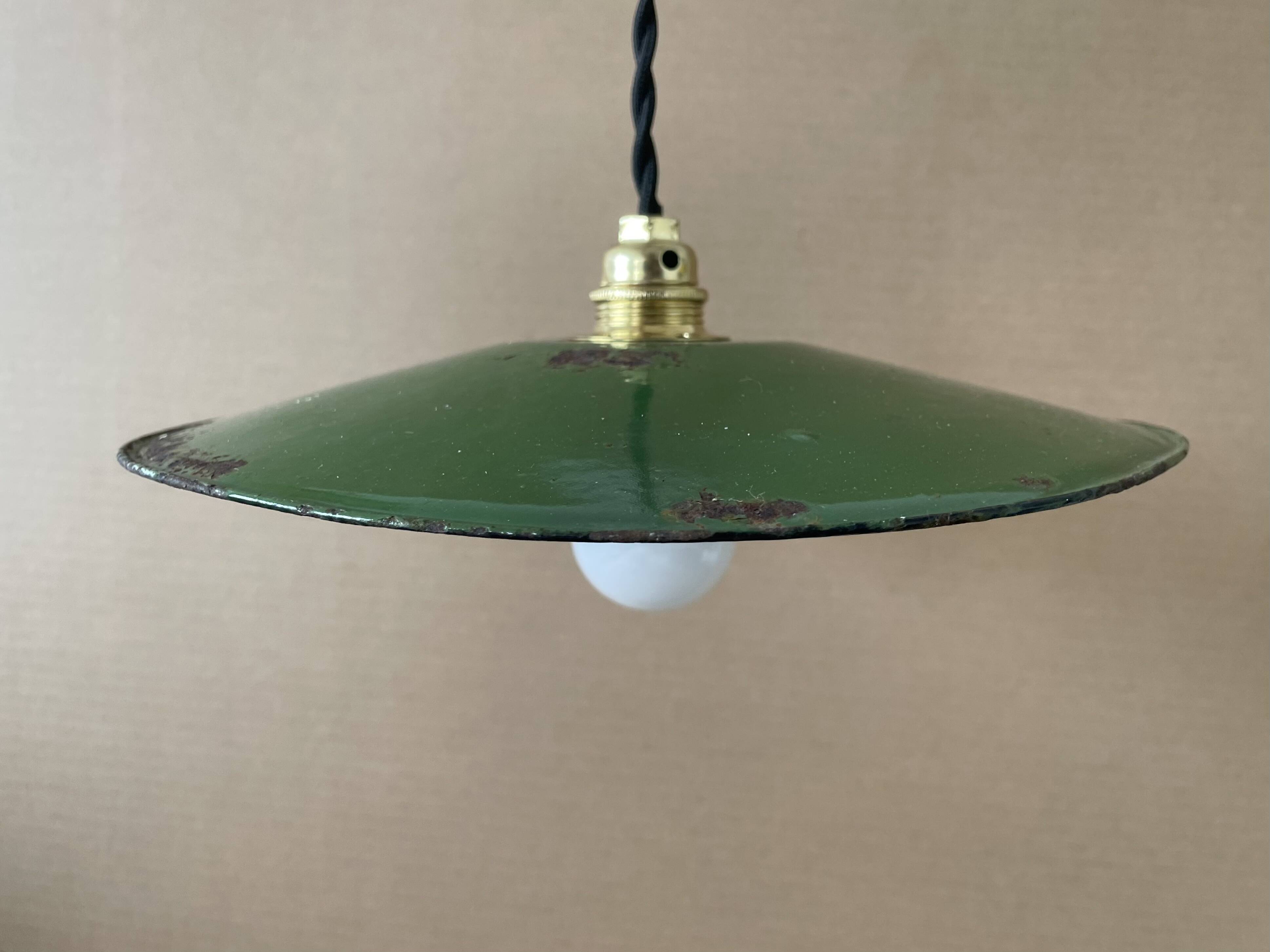 Workshop suspension in old enamelled sheet metal