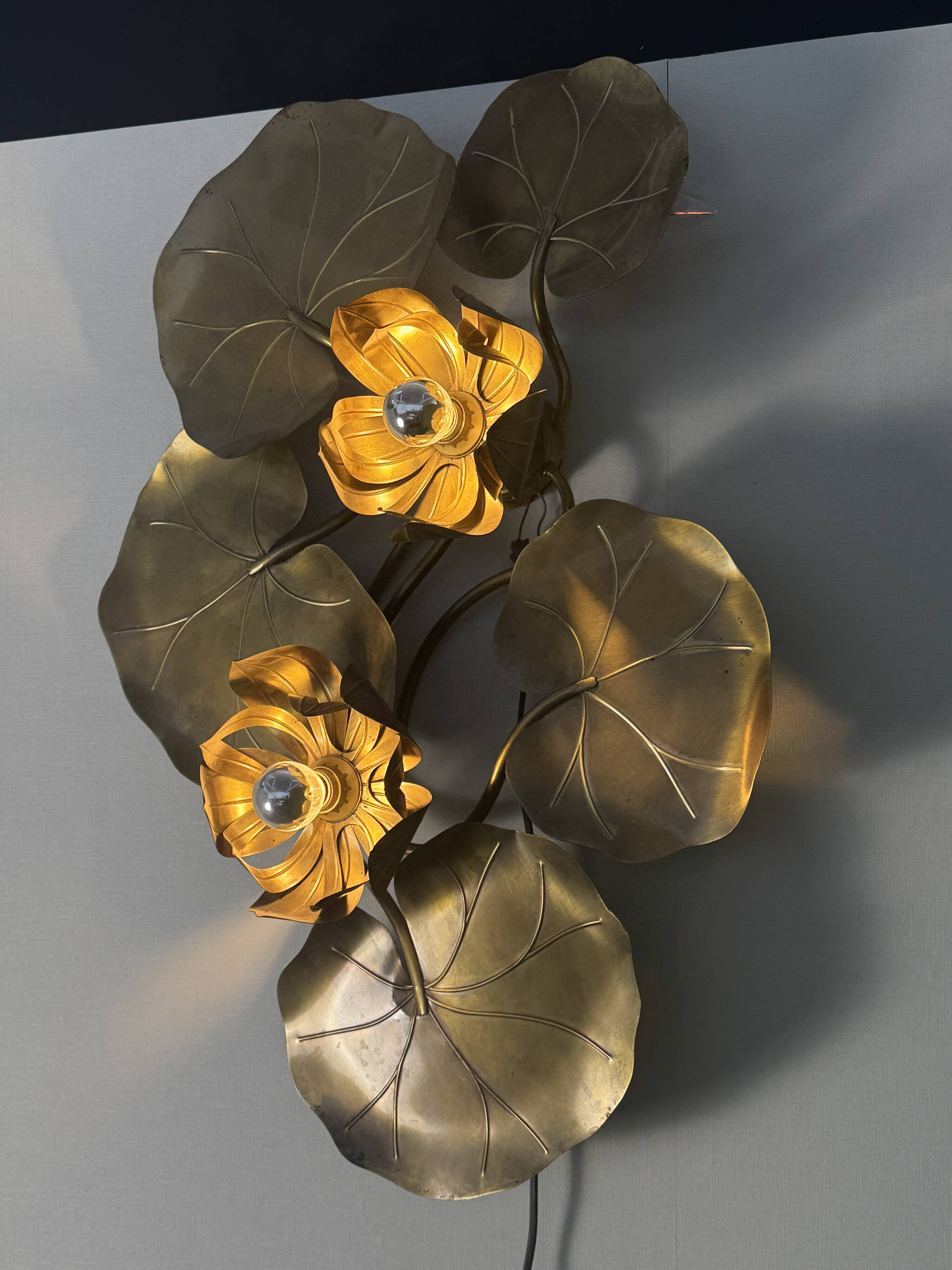 Large lily pad ceiling light in gilded brass Hollywood Regency — 7 lights — 1970