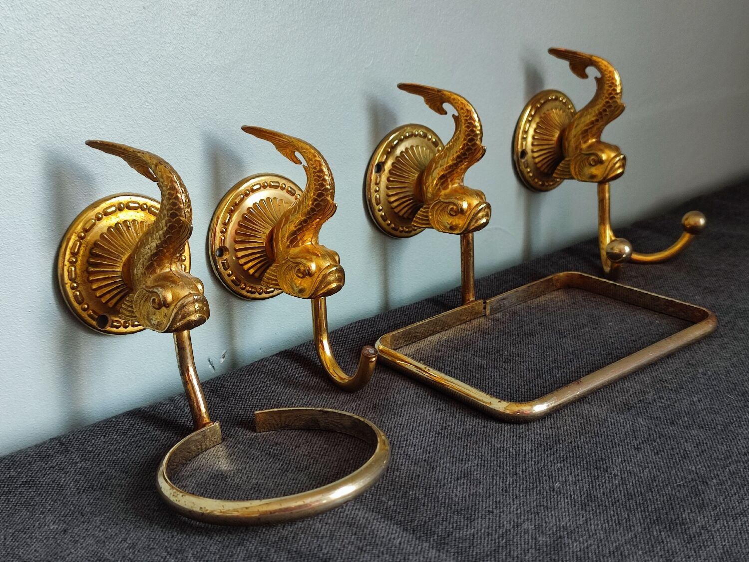 Ensemble de salle de bain doré en forme de poisson vintage.