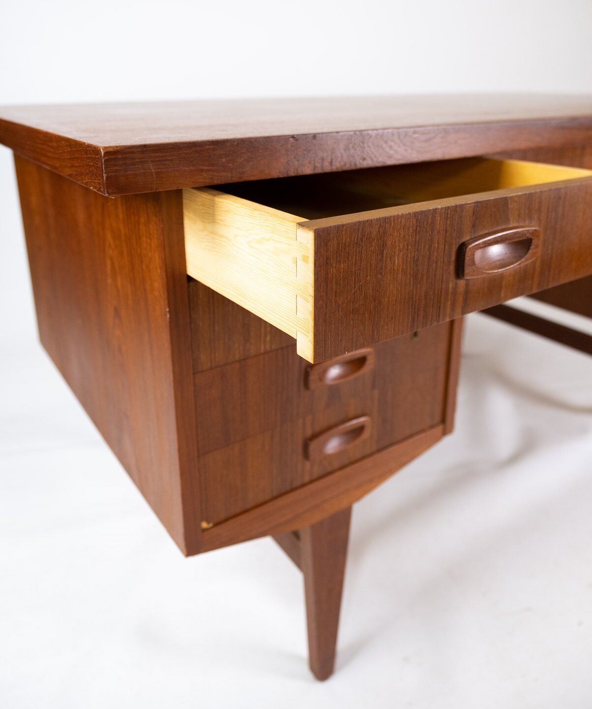 Desk in teak of danish design from the 1960s