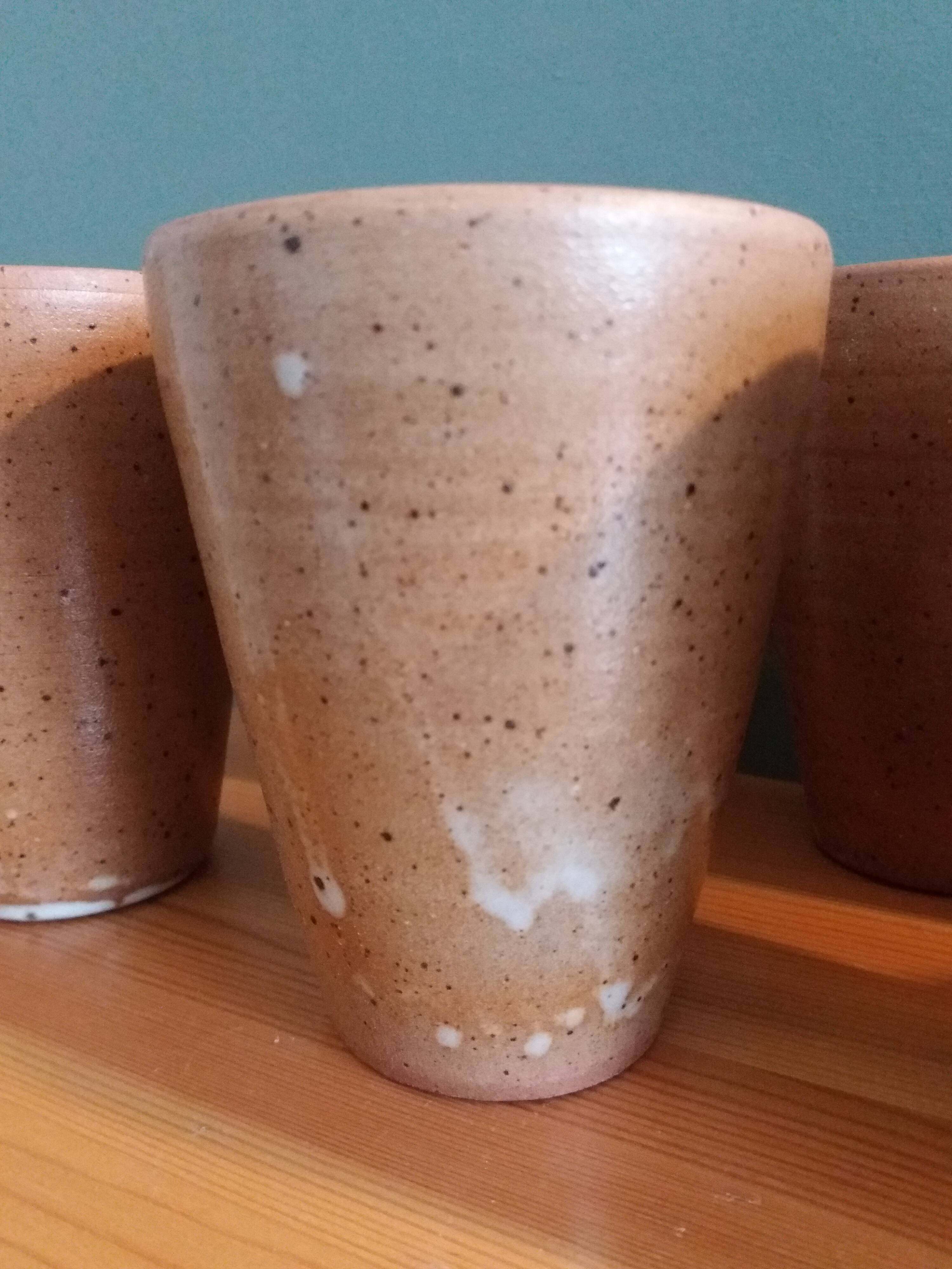 Ensemble de 8 tasses ou verres en grès tourné artisanal