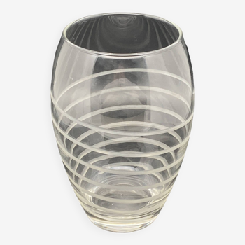 Transparent glass vase with chiseled spiral