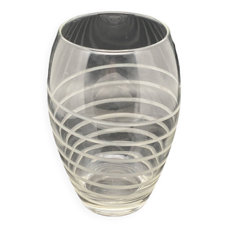 Transparent glass vase with chiseled spiral